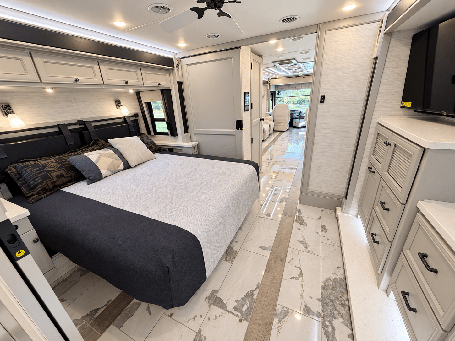 2027 Tiffin Motor Homes 2027 Tiffin Motor Homes Phaeton - thumbnail 36