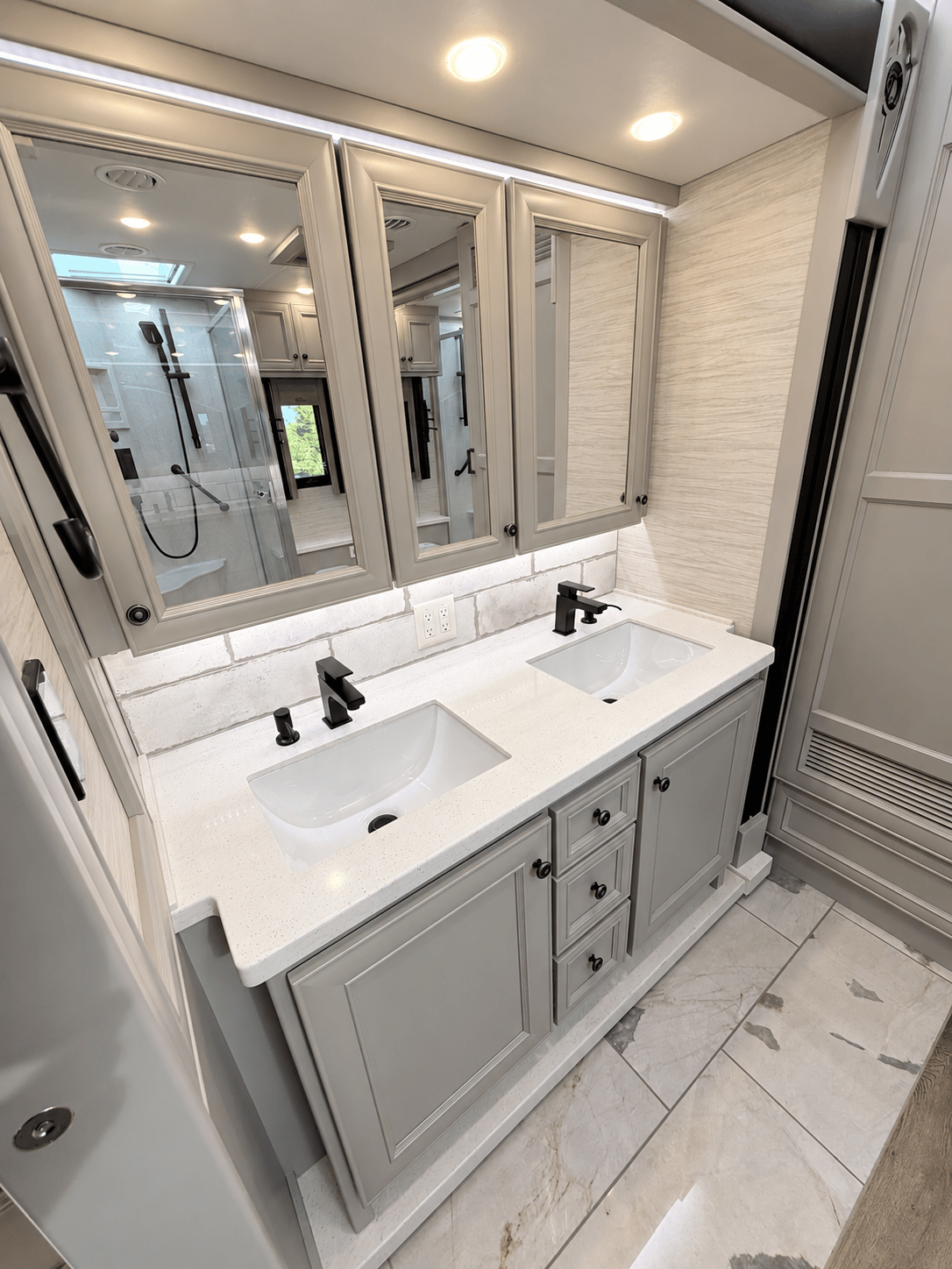 2027 Tiffin Motor Homes 2027 Tiffin Motor Homes Phaeton - thumbnail 37