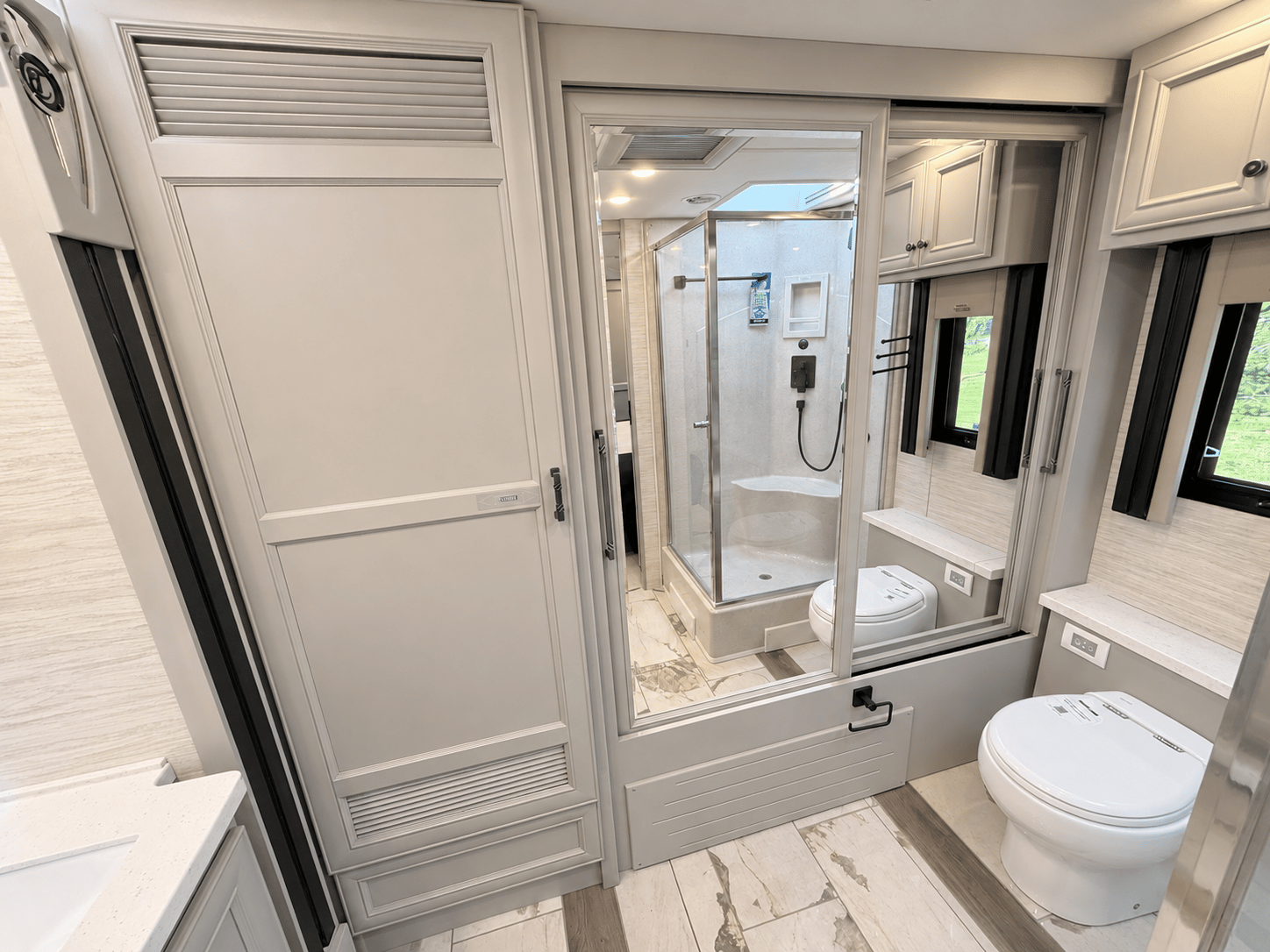 2027 Tiffin Motor Homes 2027 Tiffin Motor Homes Phaeton - thumbnail 40