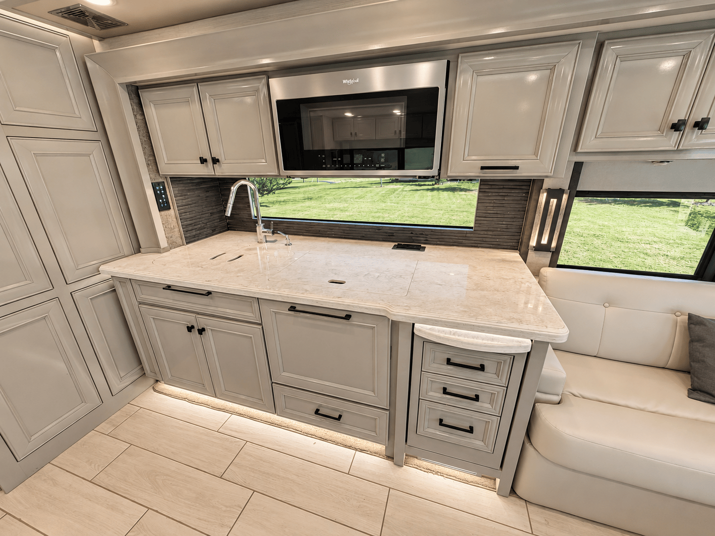 2021 Tiffin Motor Homes 2021 Tiffin Motor Homes Allegro Bus - thumbnail 16