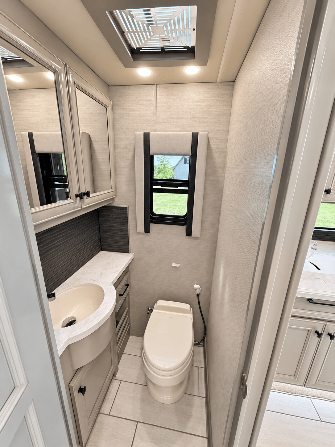 2021 Tiffin Motor Homes 2021 Tiffin Motor Homes Allegro Bus - thumbnail 23