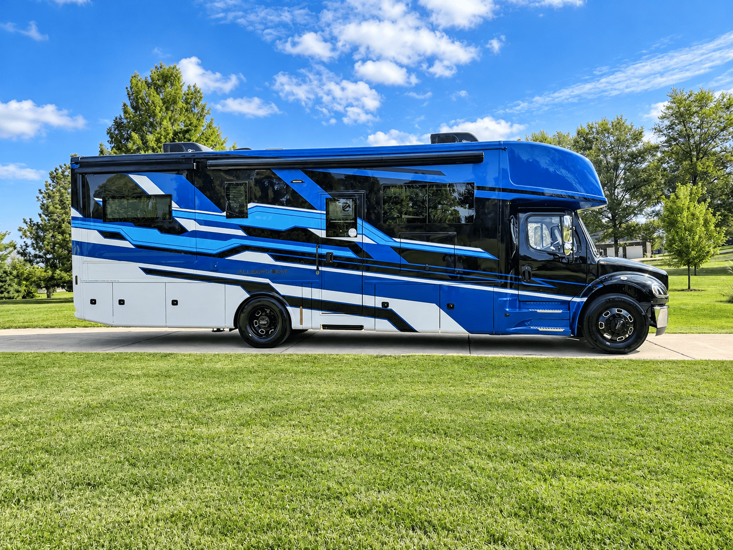 2027 Tiffin Motorhomes 2027 Tiffin Motorhomes Allegro Bay - thumbnail 3