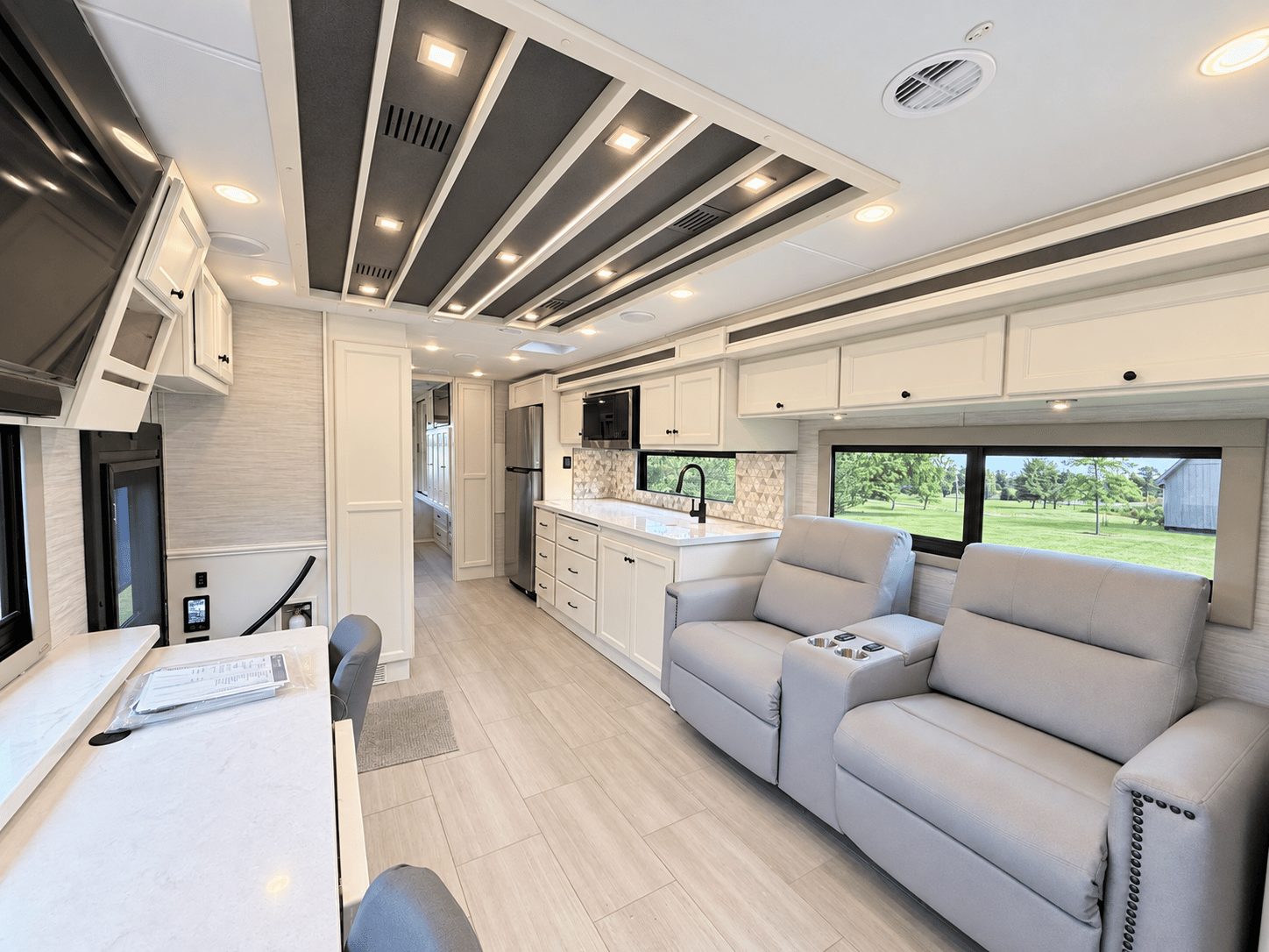 2027 Tiffin Motorhomes 2027 Tiffin Motorhomes Allegro Bay - thumbnail 11