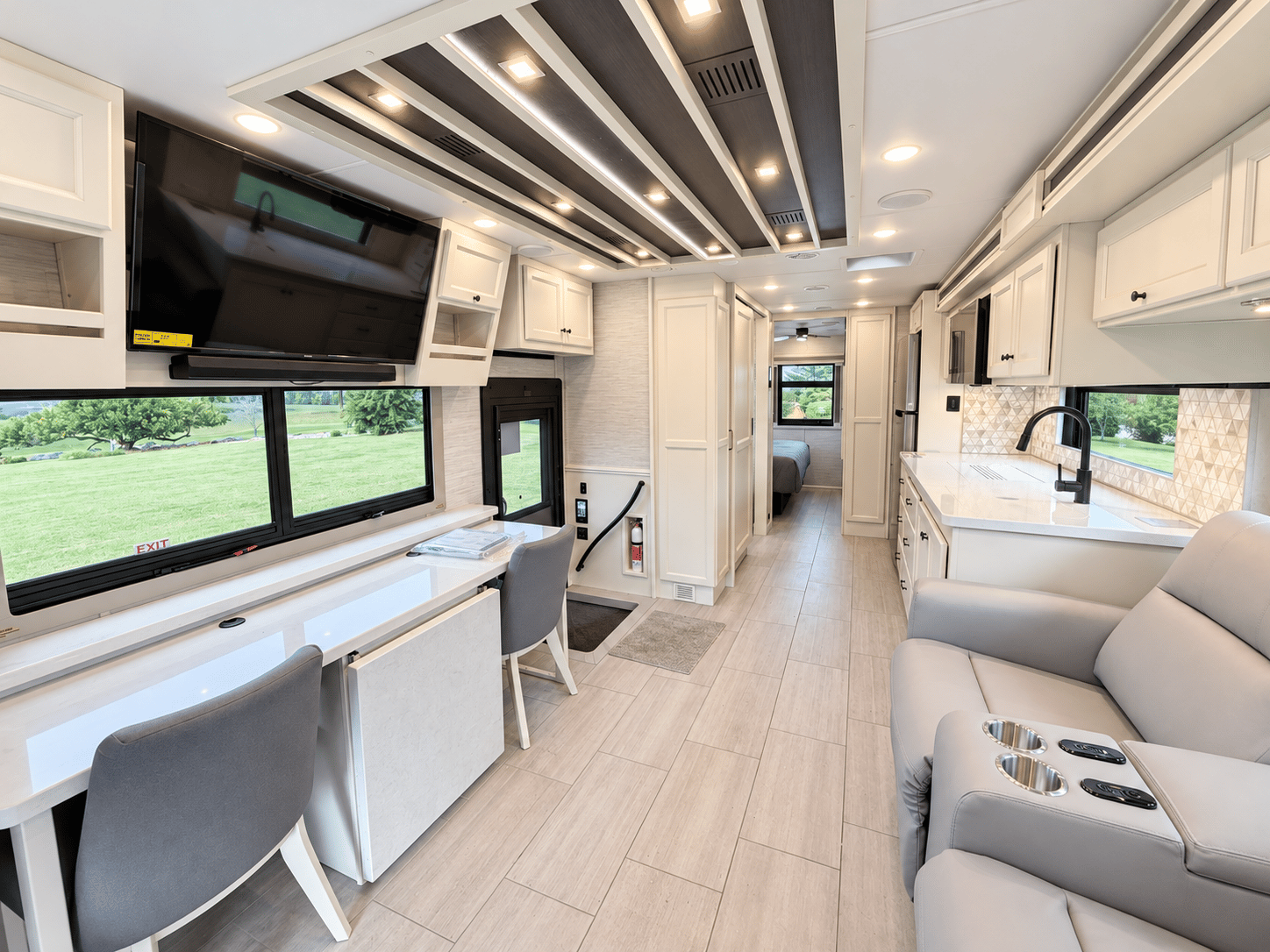 2027 Tiffin Motorhomes 2027 Tiffin Motorhomes Allegro Bay - thumbnail 12