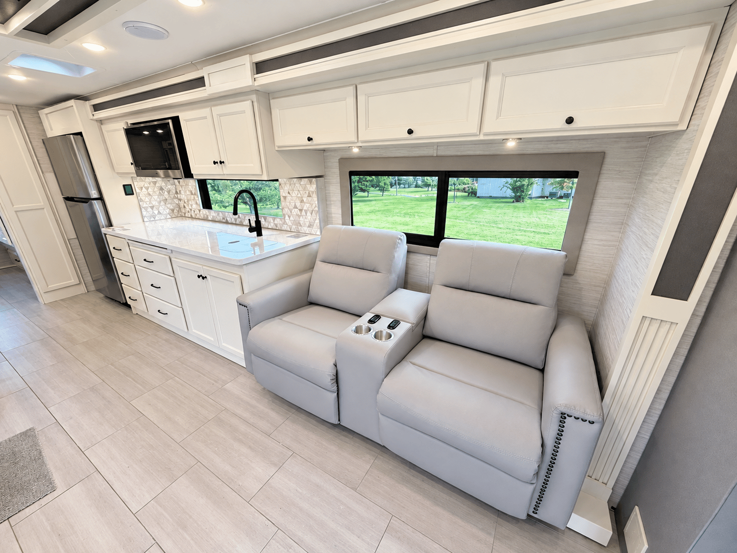 2027 Tiffin Motorhomes 2027 Tiffin Motorhomes Allegro Bay - thumbnail 13