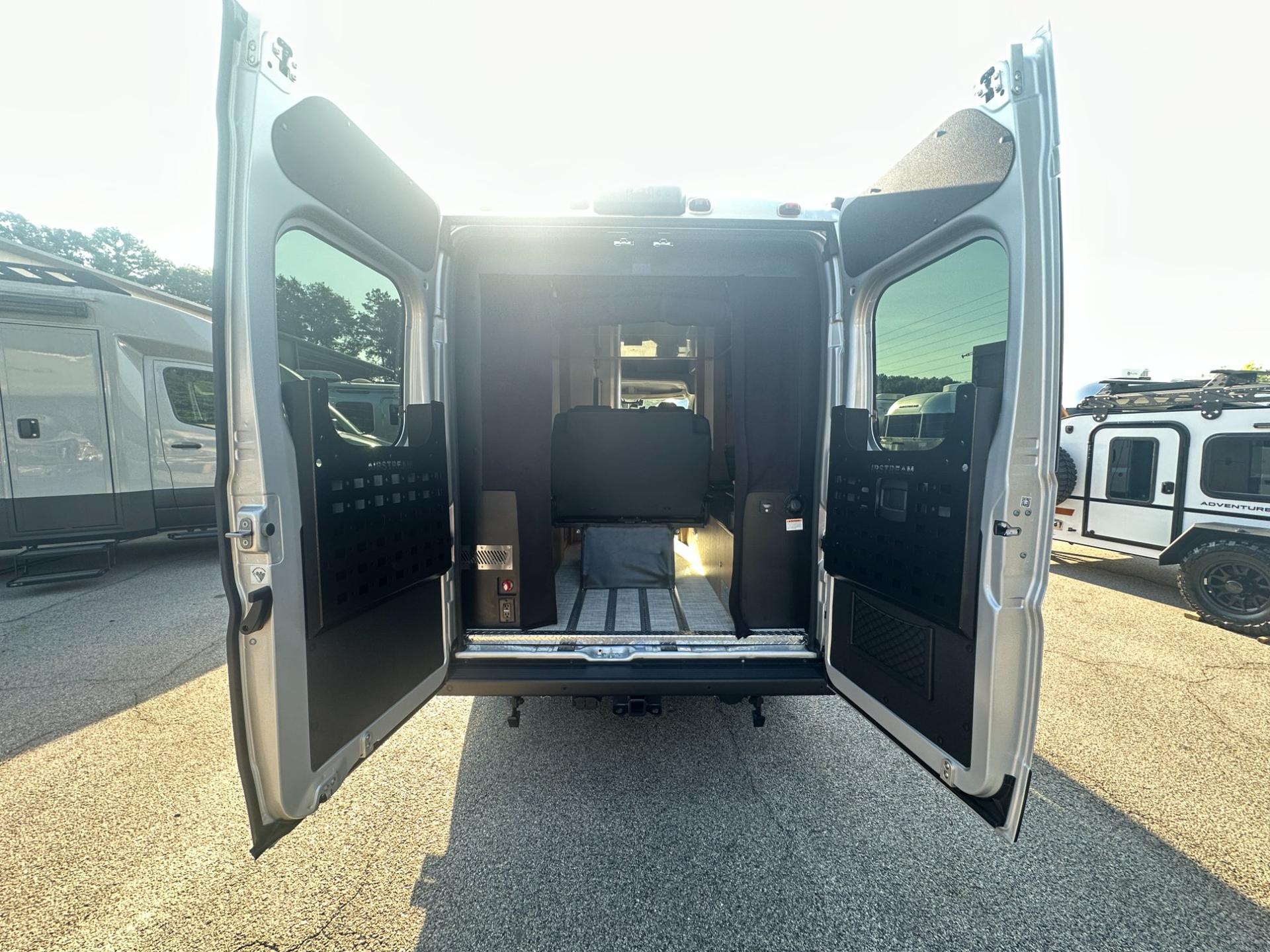 2027 Airstream 2027 Airstream Rangeline - thumbnail 6