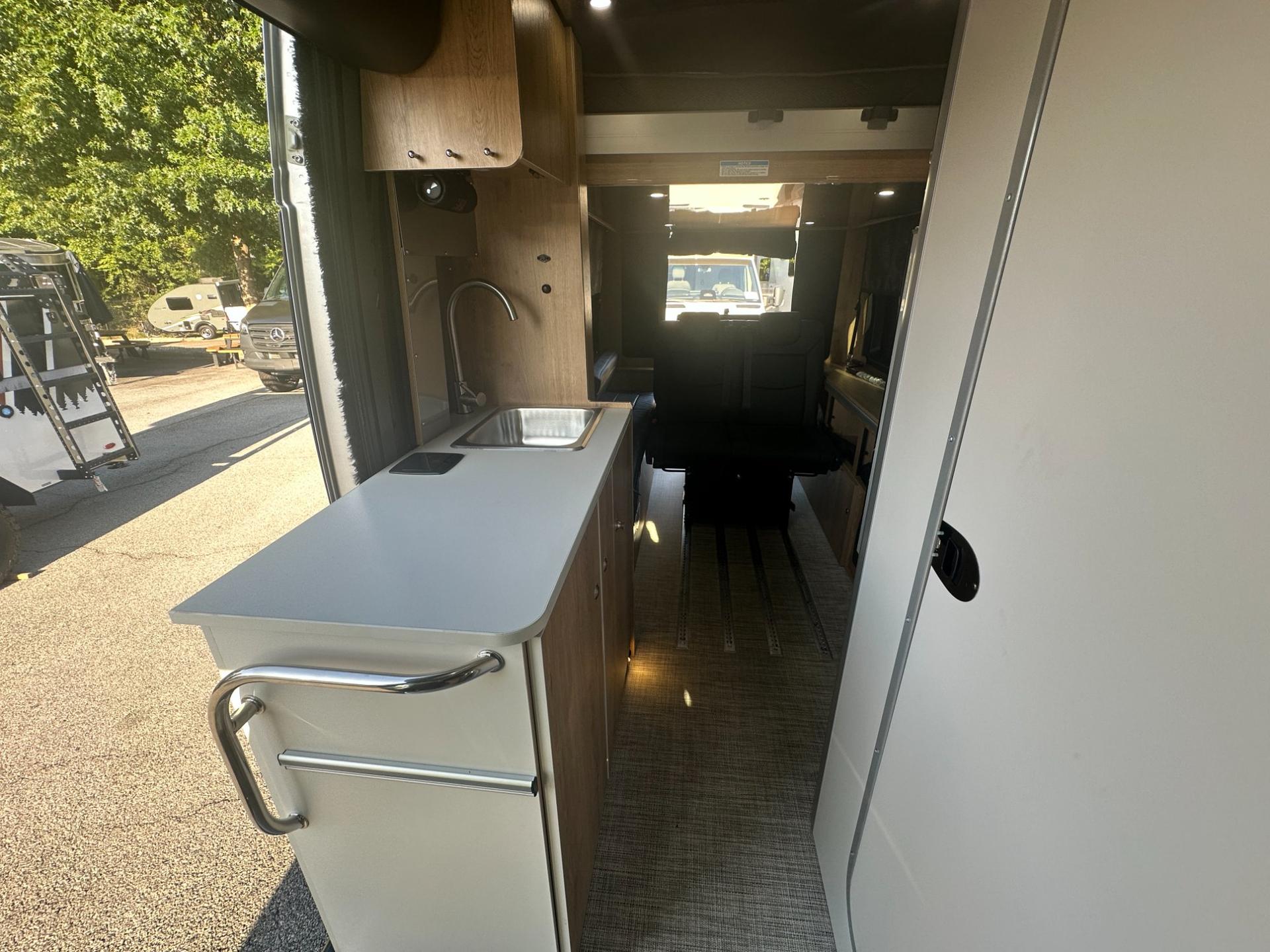 2027 Airstream 2027 Airstream Rangeline - thumbnail 14