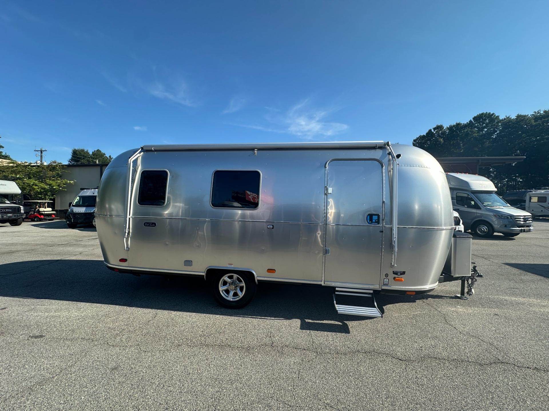 2026 Airstream 2026 Airstream World Traveler - thumbnail 3
