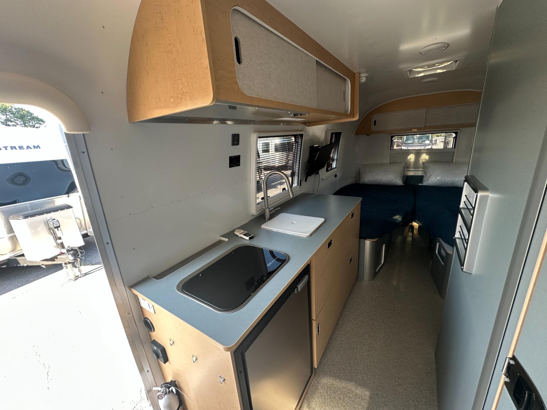 2026 Airstream 2026 Airstream World Traveler - thumbnail 16