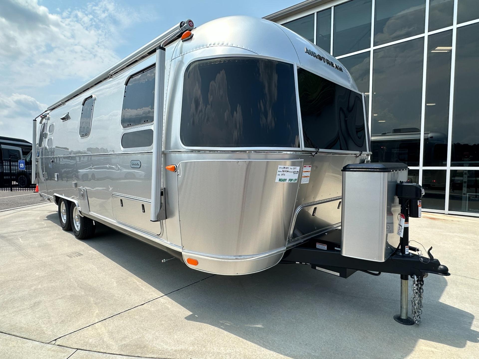 2027 Airstream Globetrotter 27FB Twin