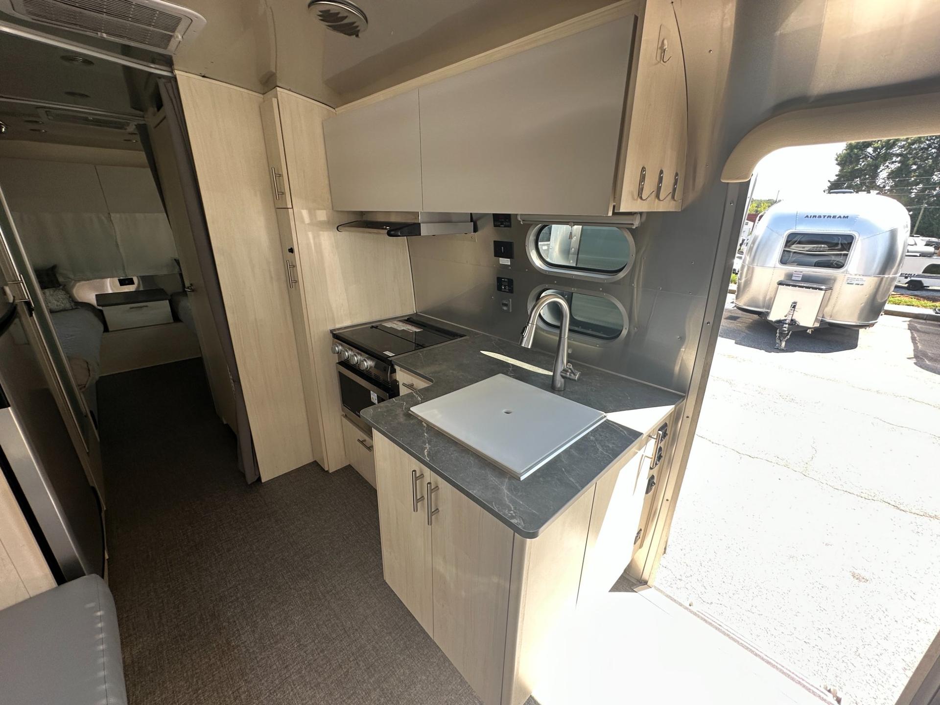 2024 Airstream 2024 Airstream Flying Cloud - thumbnail 19