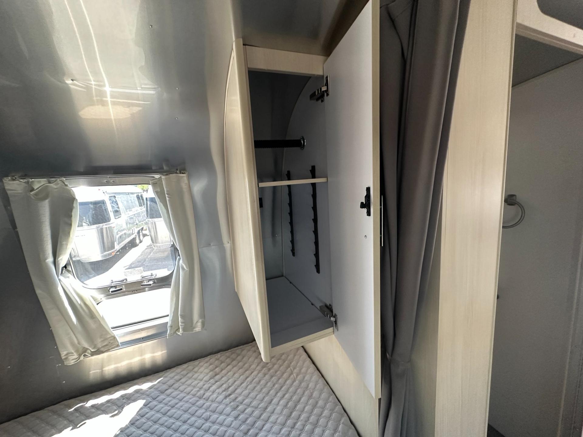 2024 Airstream 2024 Airstream Flying Cloud - thumbnail 30
