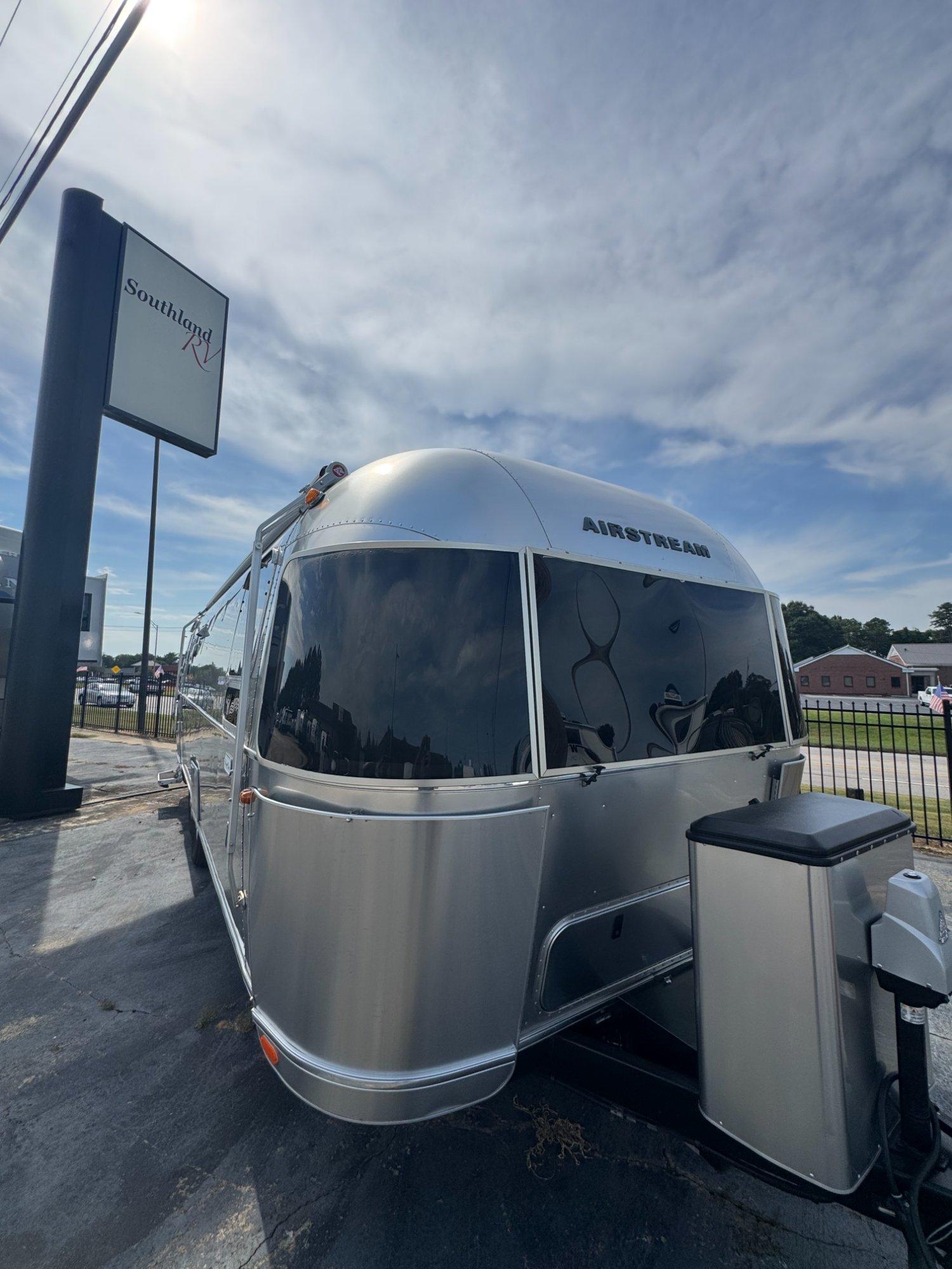 2020 Airstream Flying Cloud 27FB Queen