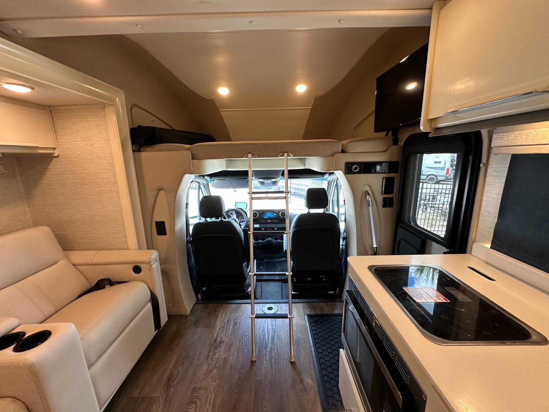 2020 Tiffin 2020 Tiffin Wayfarer 25RW - thumbnail 11