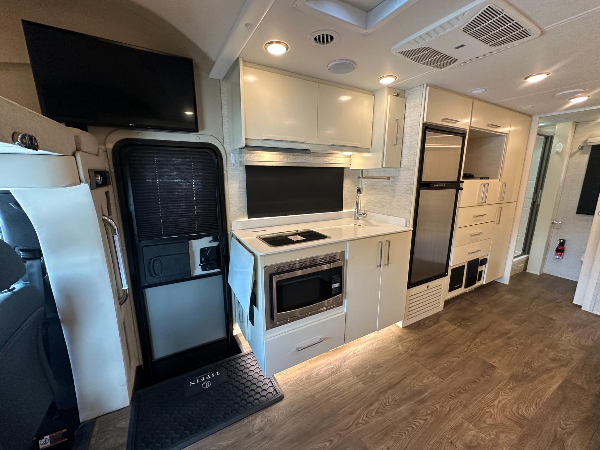 2020 Tiffin 2020 Tiffin Wayfarer 25RW - thumbnail 17