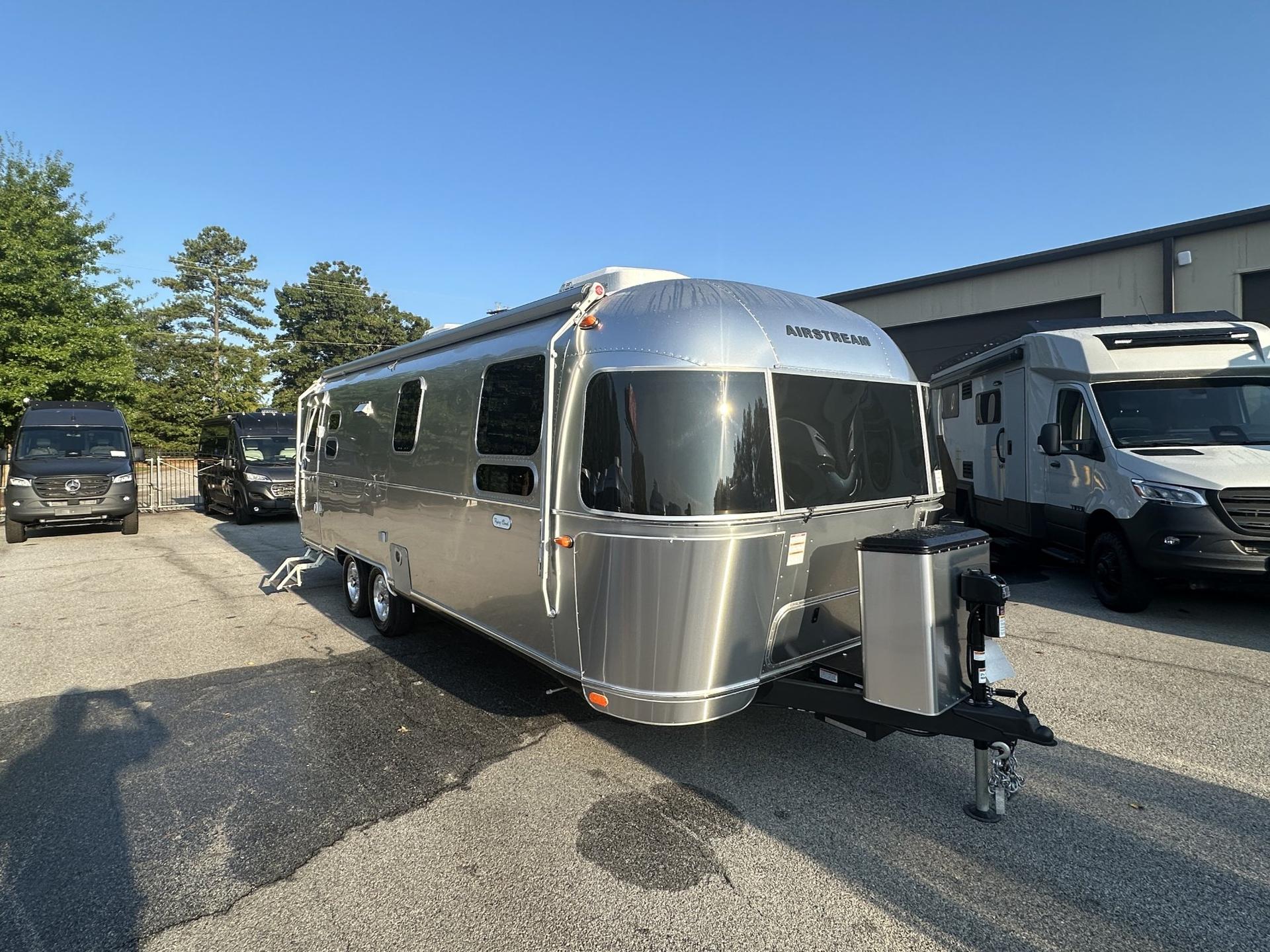 2027 Airstream Flying Cloud 27FB Queen