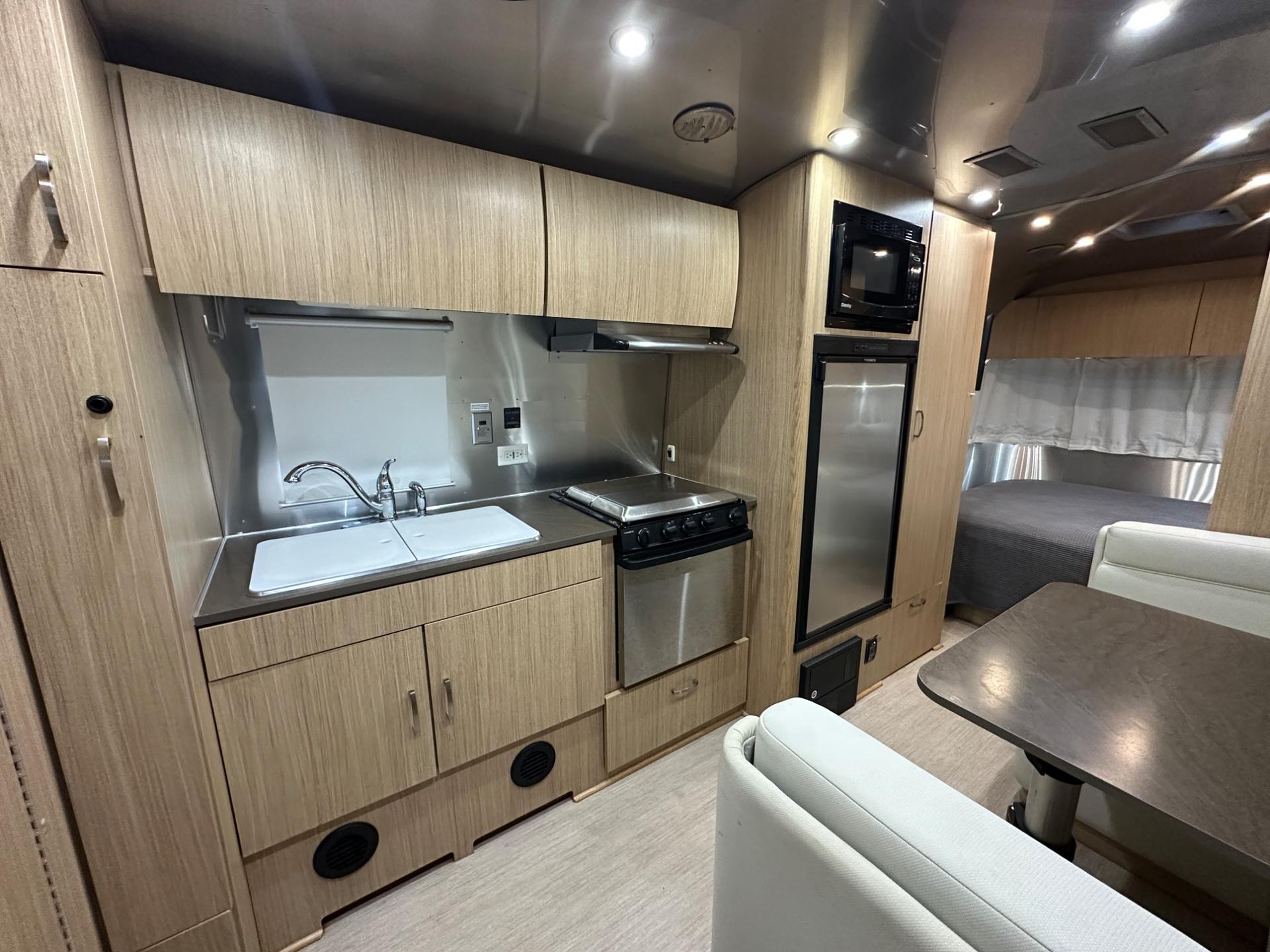 2018 Airstream 2018 Airstream Flying Cloud - thumbnail 12