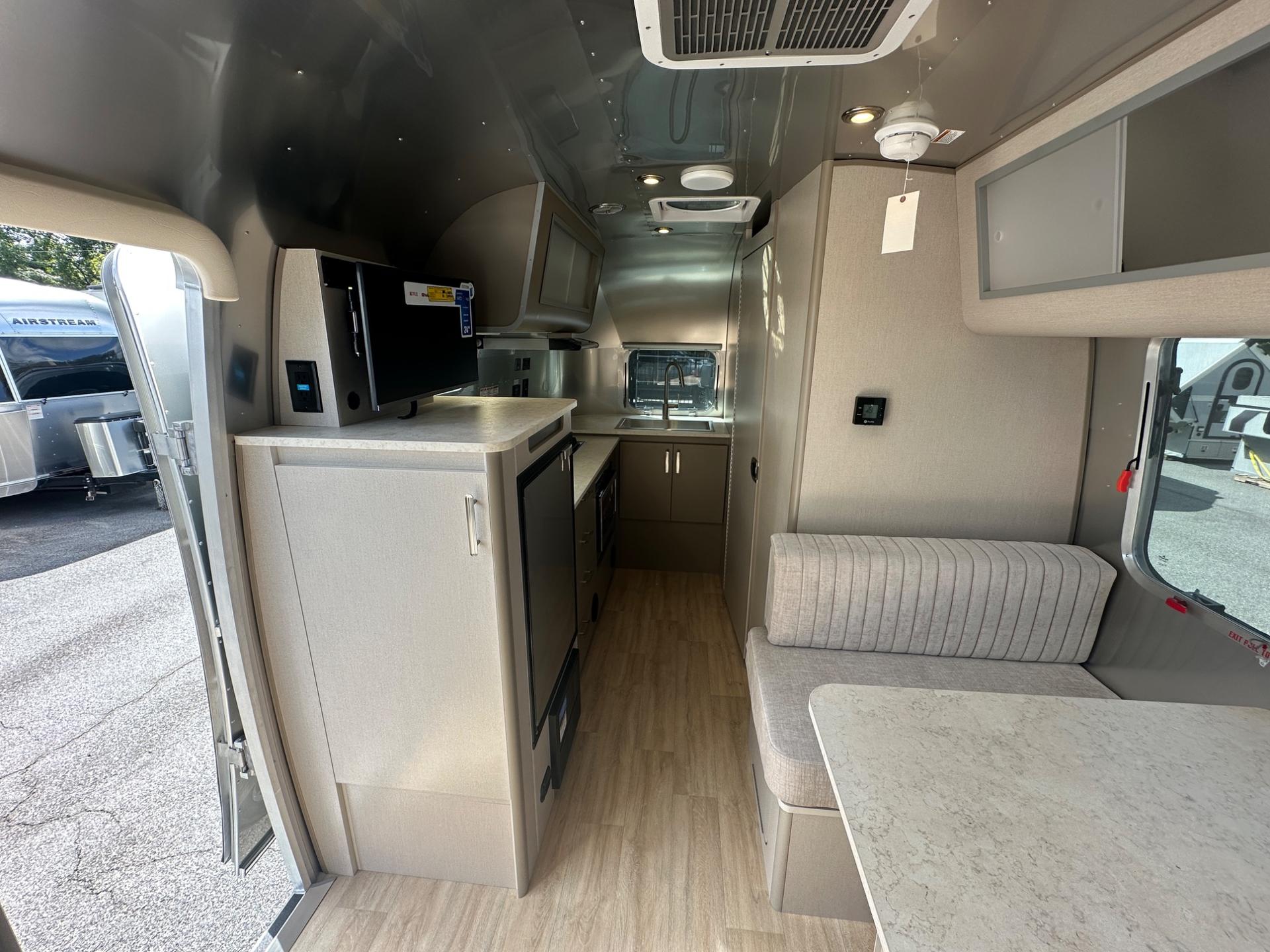 2027 Airstream 2027 Airstream Caravel - thumbnail 17