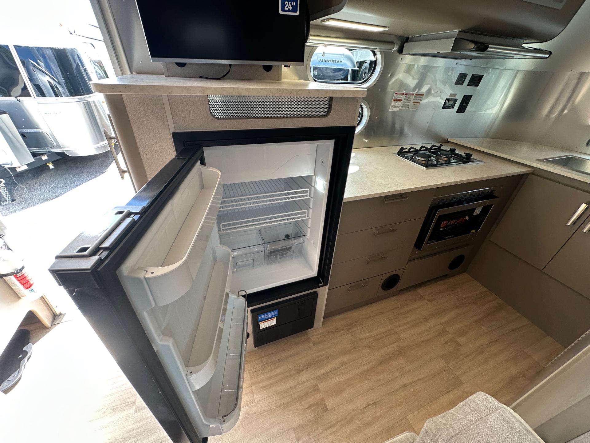 2027 Airstream 2027 Airstream Caravel - thumbnail 20