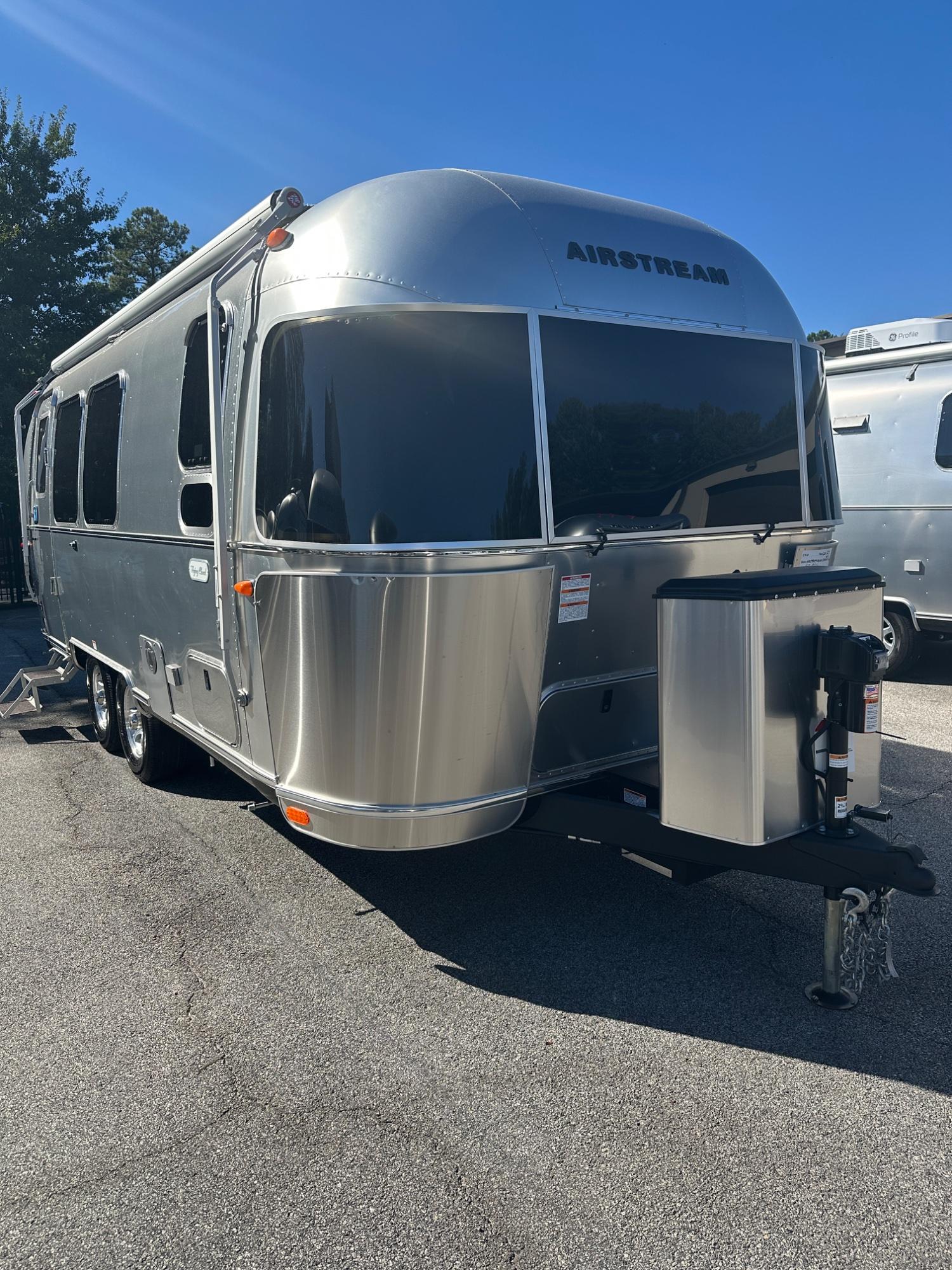 2027 Airstream Flying Cloud 23FB Twin