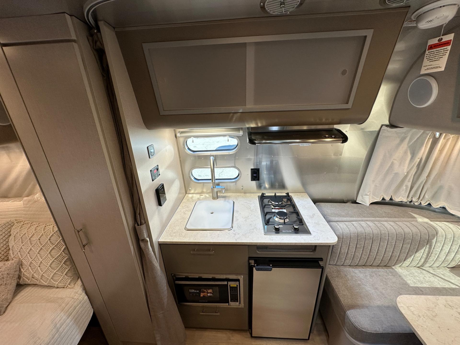 2027 Airstream 2027 Airstream Caravel - thumbnail 17