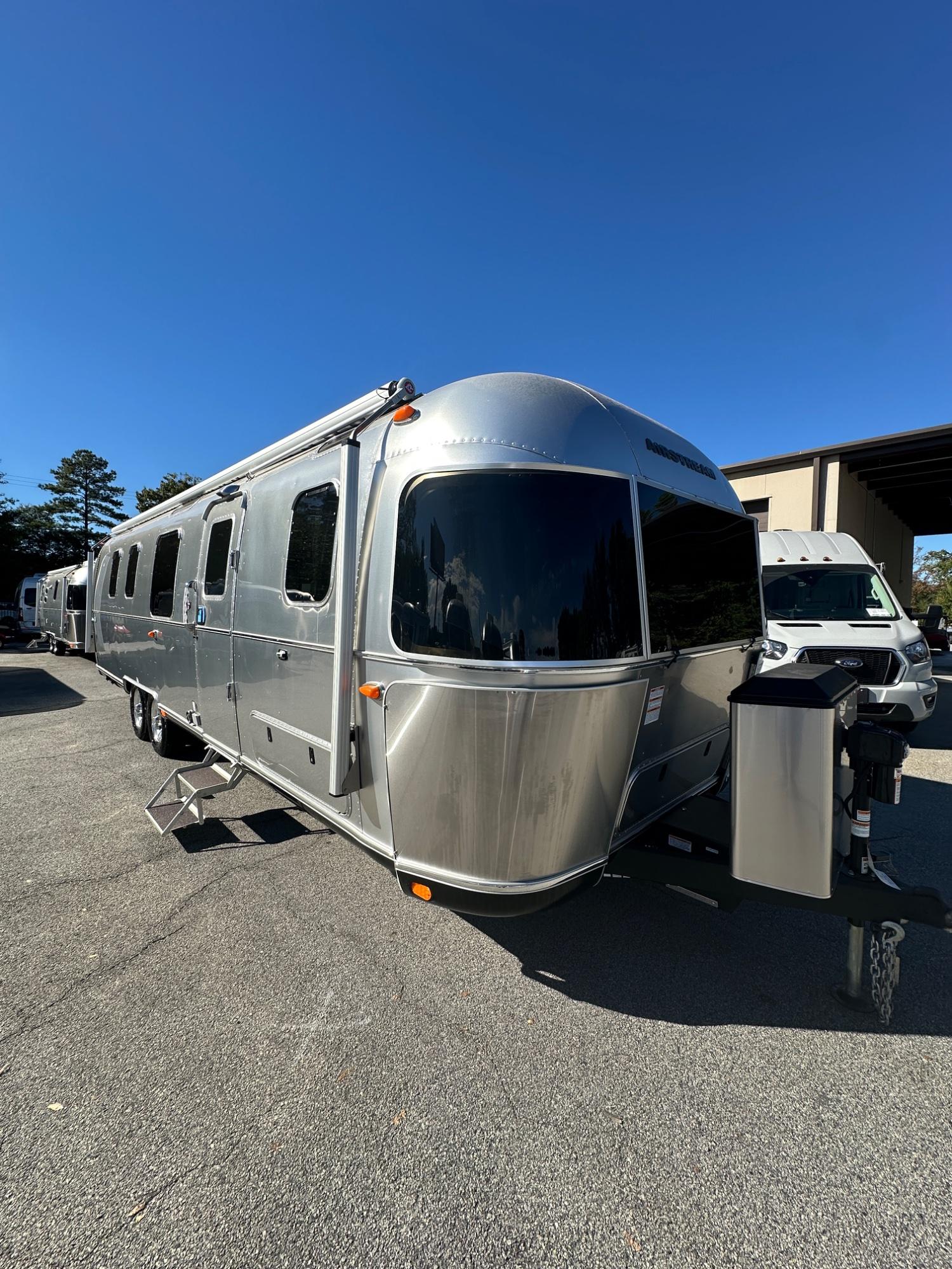 2027 Airstream Classic 33RB Twin