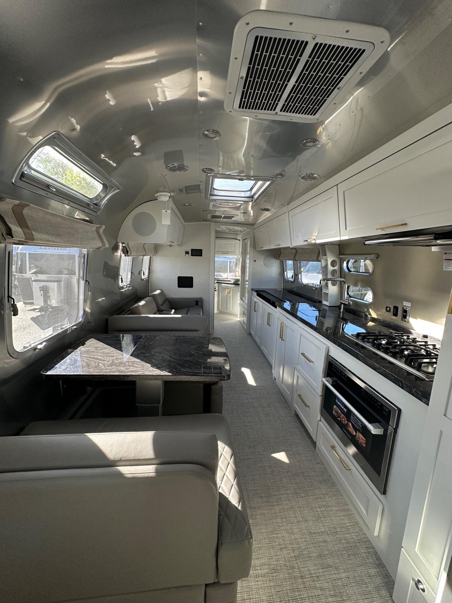 2027 Airstream 2027 Airstream Classic - thumbnail 6