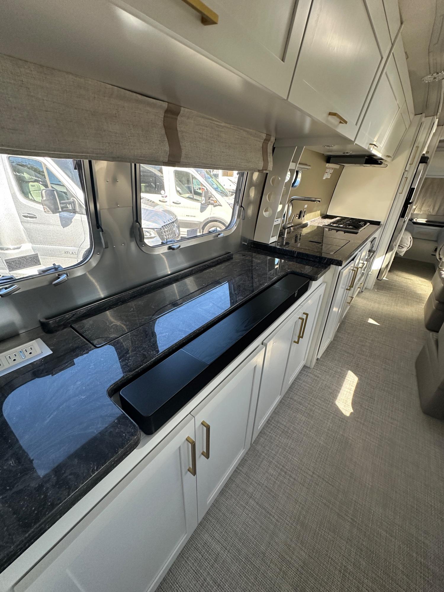 2027 Airstream 2027 Airstream Classic - thumbnail 9