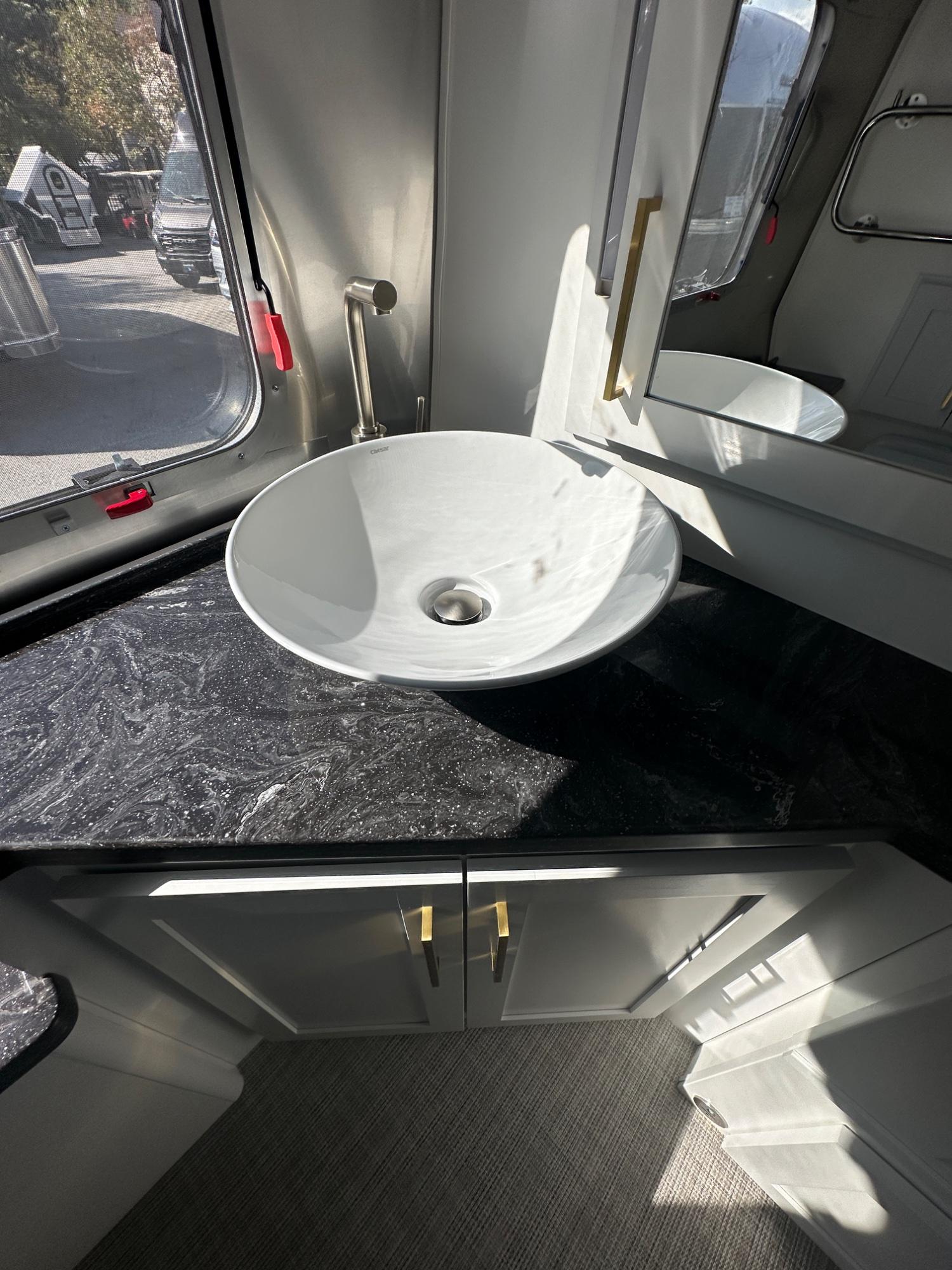 2027 Airstream 2027 Airstream Classic - thumbnail 15