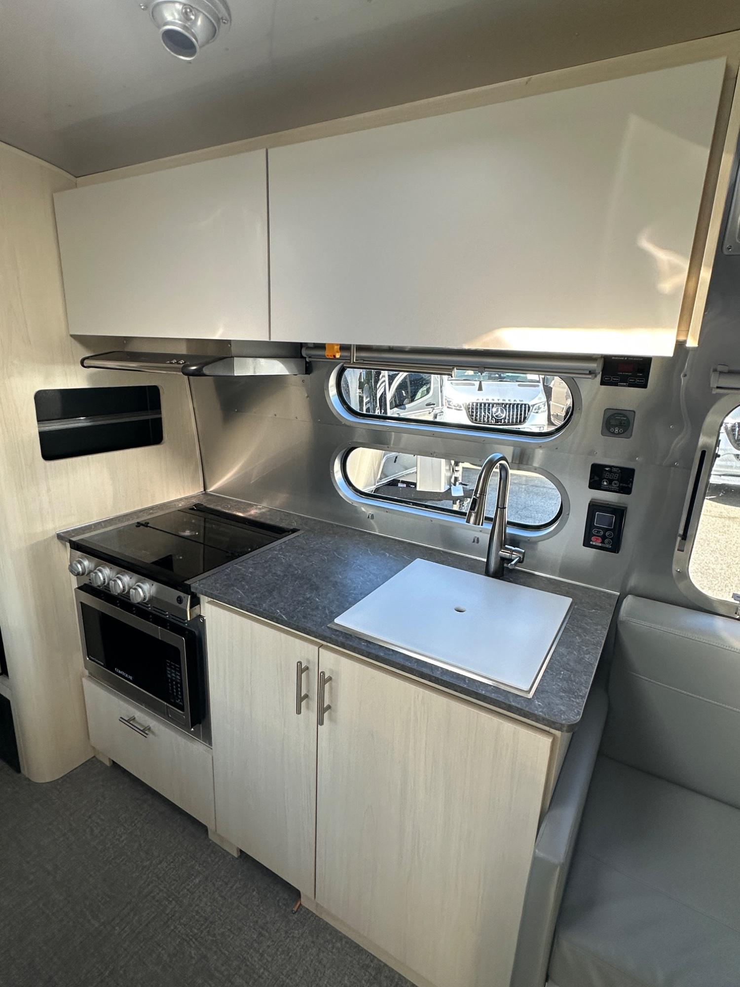 2023 Airstream 2023 Airstream Flying Cloud - thumbnail 8