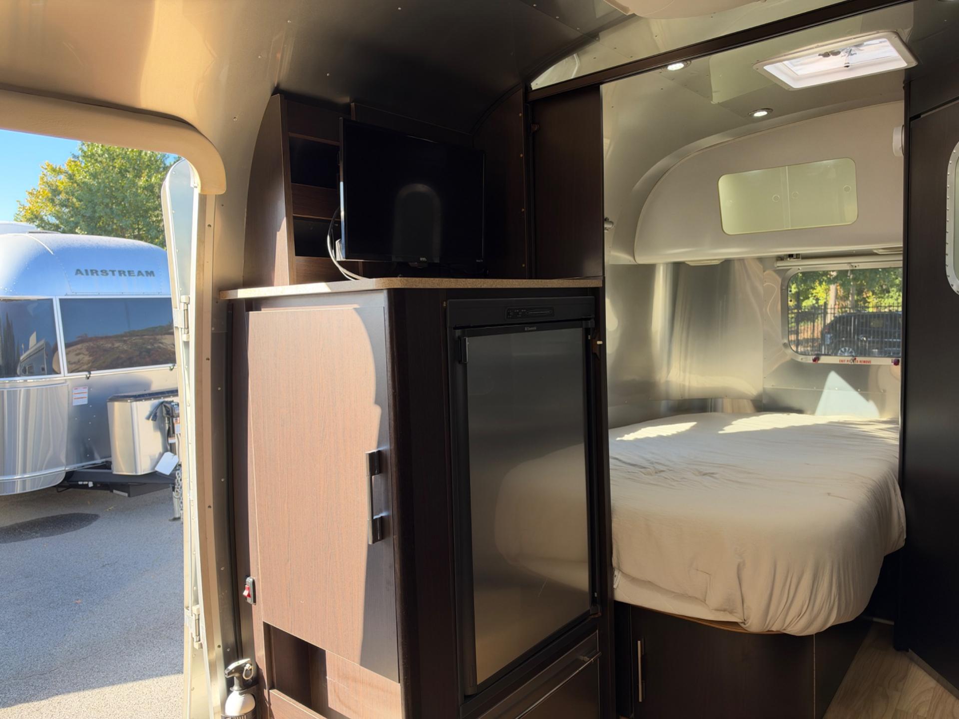 2012 Airstream 2012 Airstream International Signature - thumbnail 9