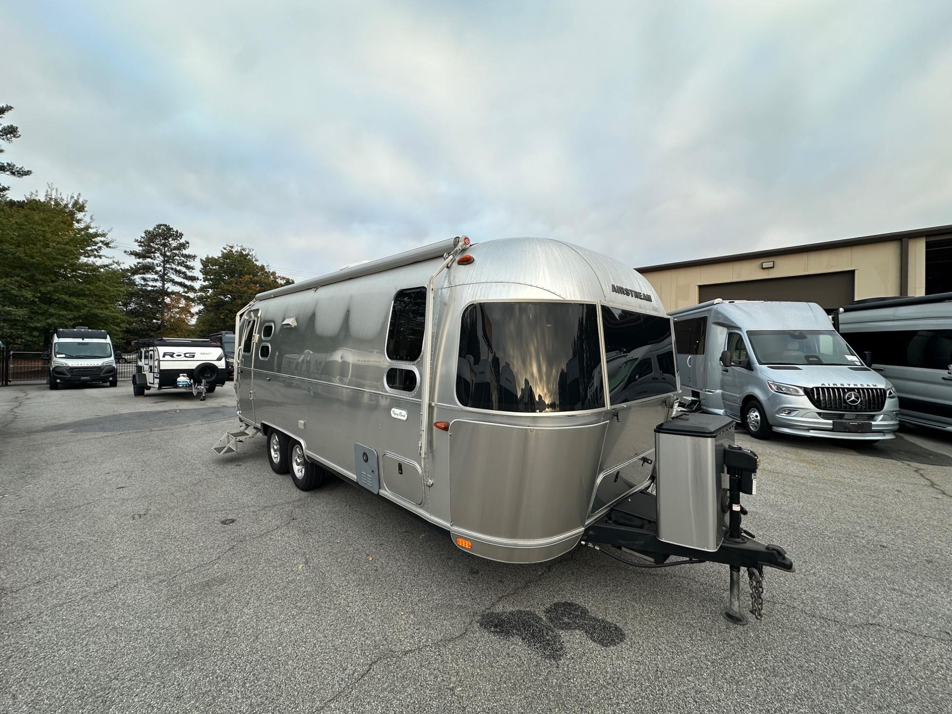2022 Airstream Flying Cloud 25FB Twin w/Hatch
