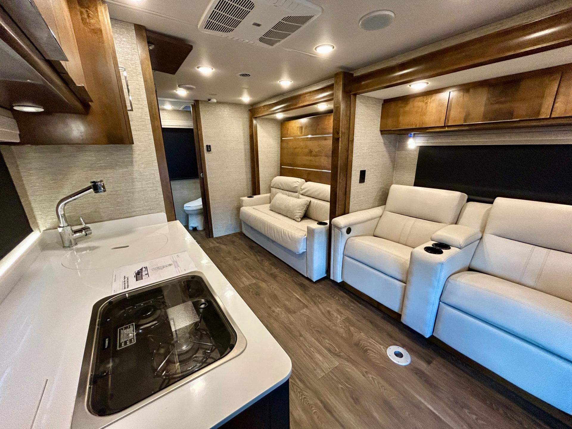 2020 Tiffin Motorhomes 2020 Tiffin Motorhomes Wayfarer - thumbnail 3
