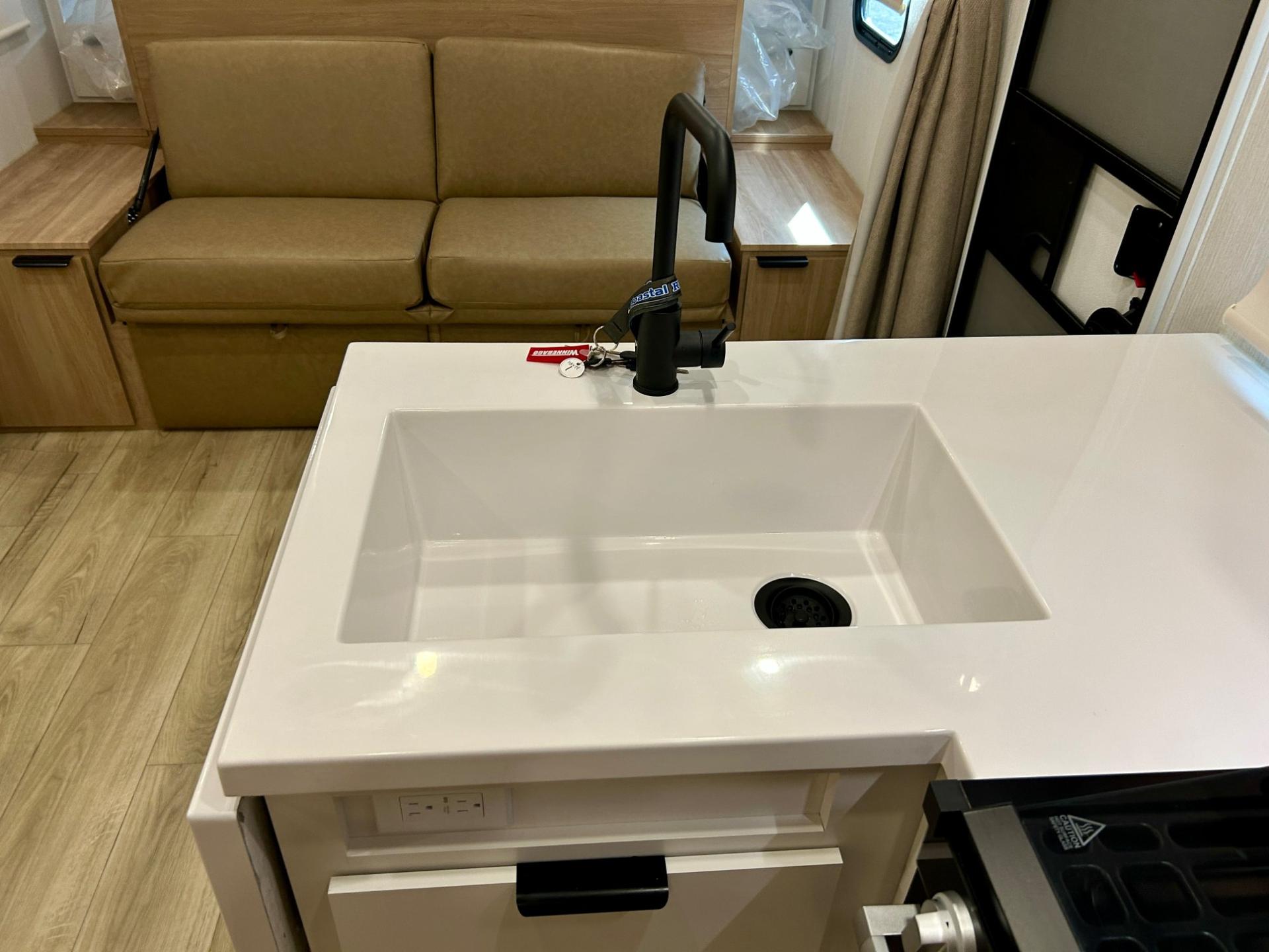 2027 Winnebago 2027 Winnebago Thrive - thumbnail 15