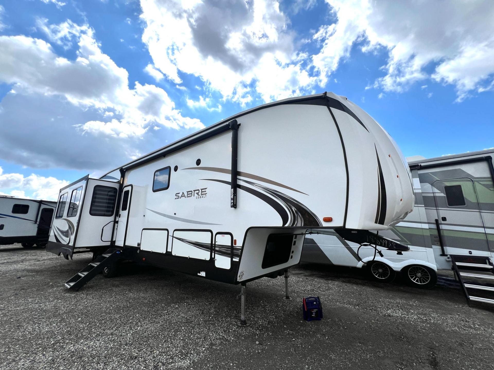 2021 Forest River 2021 Forest River Sabre - thumbnail 3