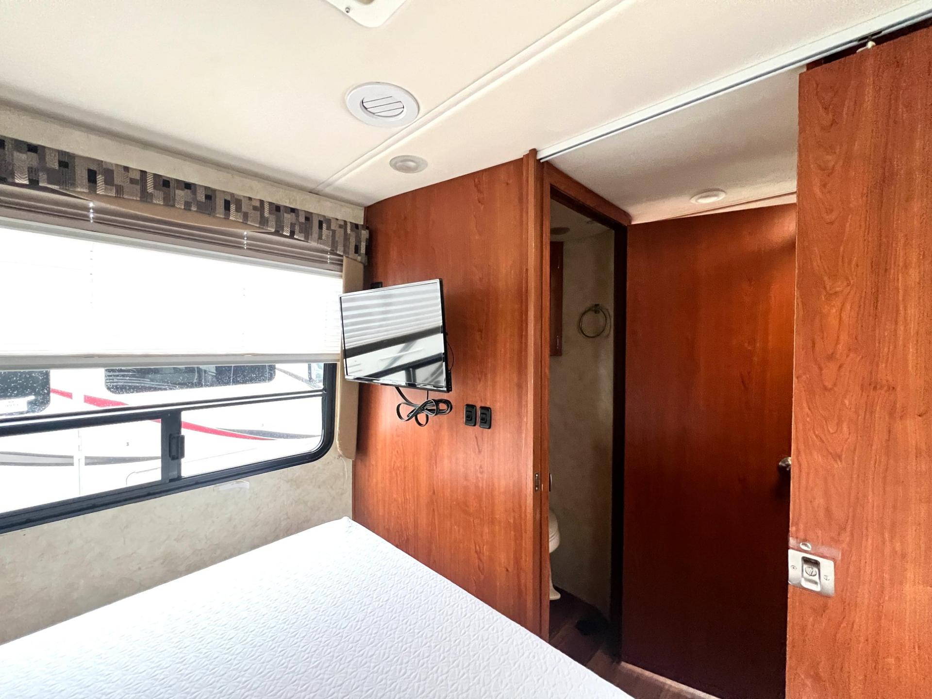 2012 Coachmen 2012 Coachmen Concord - thumbnail 44