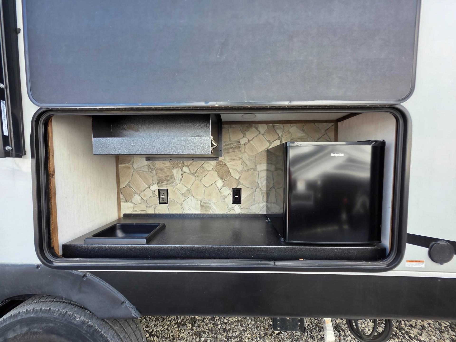 2022 Forest River 2022 Forest River Cherokee Wolf Pack - thumbnail 6