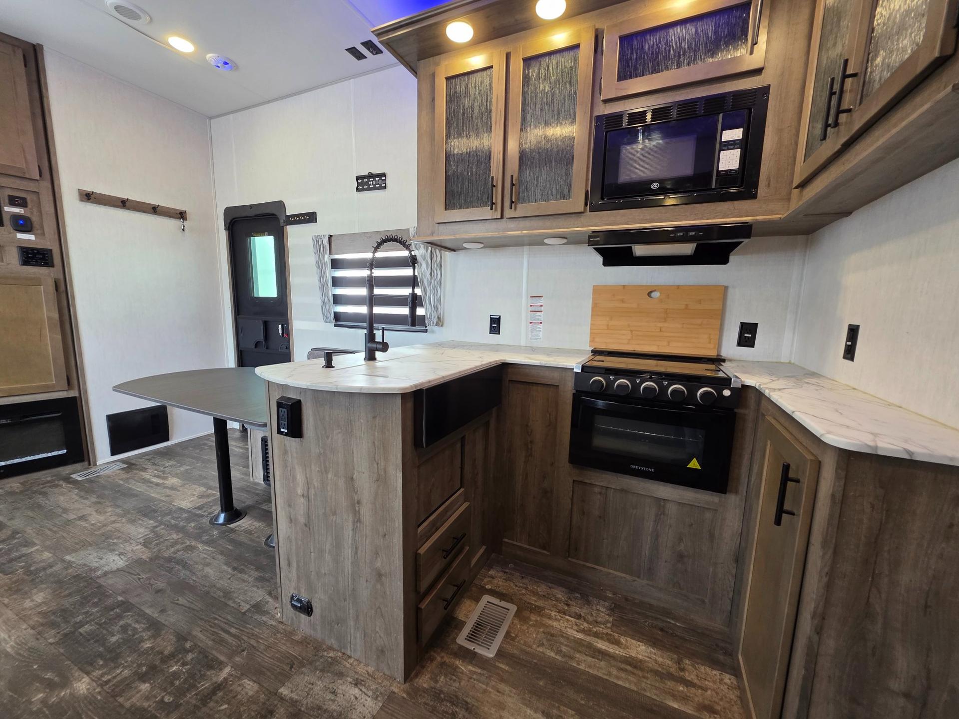 2022 Forest River 2022 Forest River Cherokee Wolf Pack - thumbnail 20