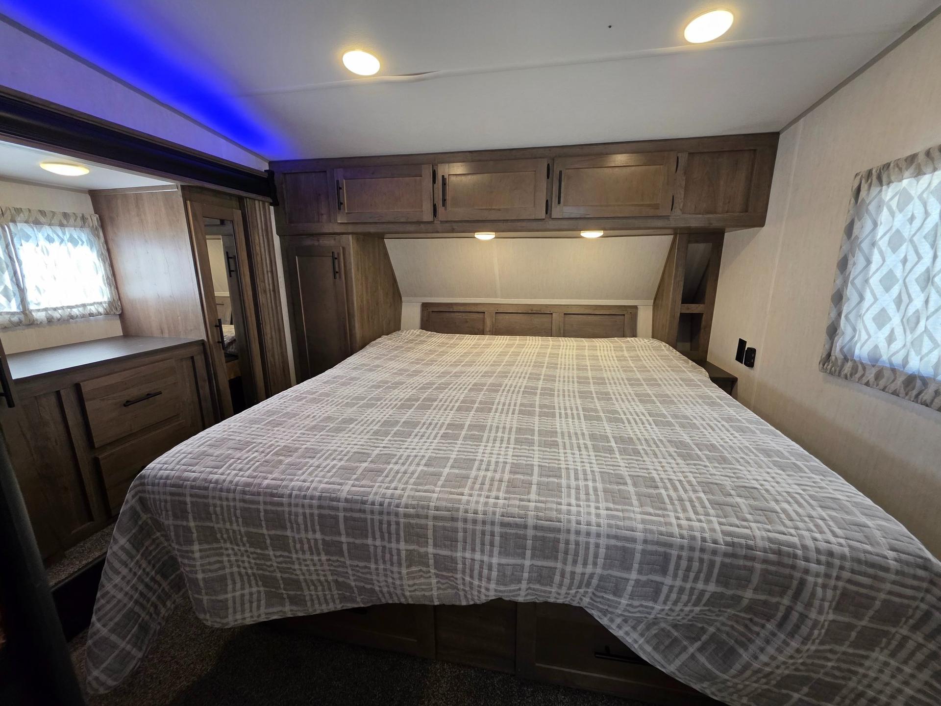 2022 Forest River 2022 Forest River Cherokee Wolf Pack - thumbnail 50