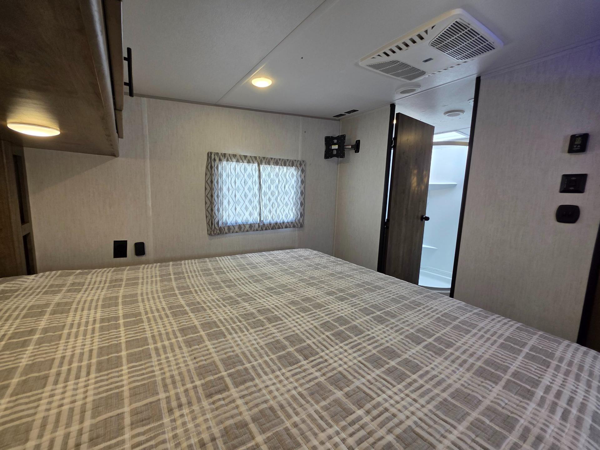 2022 Forest River 2022 Forest River Cherokee Wolf Pack - thumbnail 54