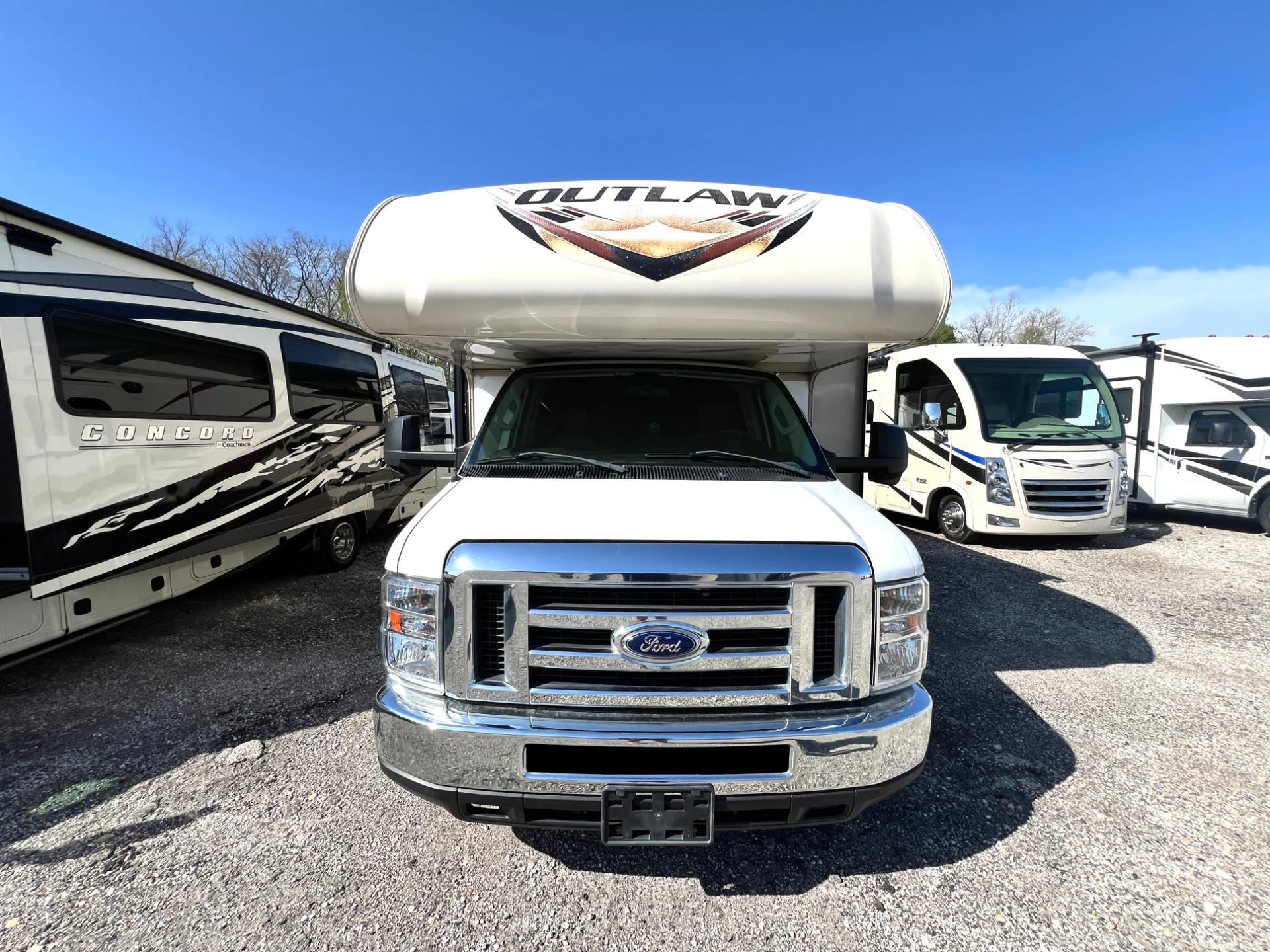 2016 Thor Motor Coach 2016 Thor Motor Coach Outlaw - thumbnail 3