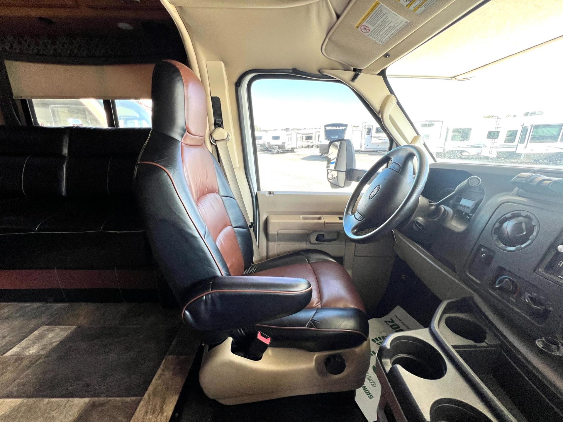 2016 Thor Motor Coach 2016 Thor Motor Coach Outlaw - thumbnail 15