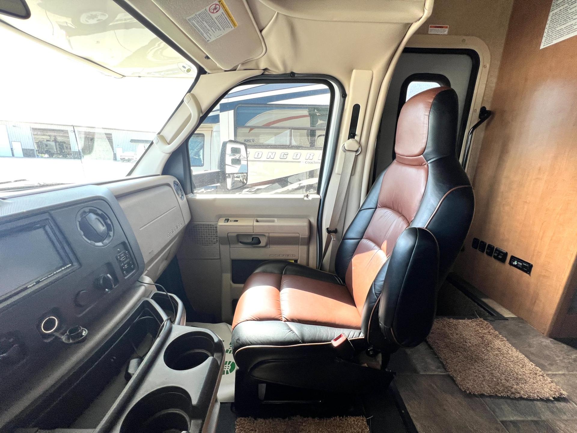 2016 Thor Motor Coach 2016 Thor Motor Coach Outlaw - thumbnail 17