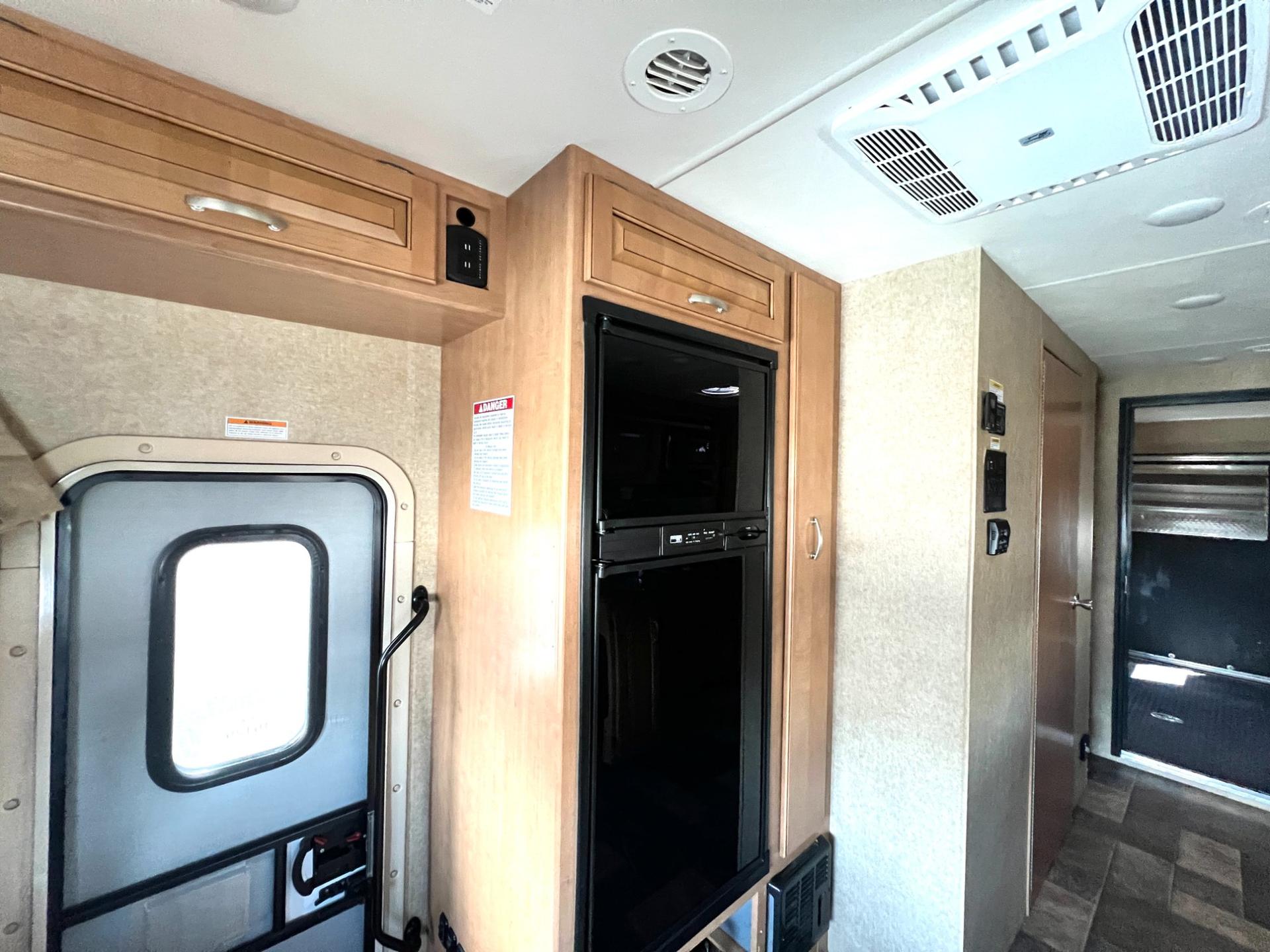 2016 Thor Motor Coach 2016 Thor Motor Coach Outlaw - thumbnail 19