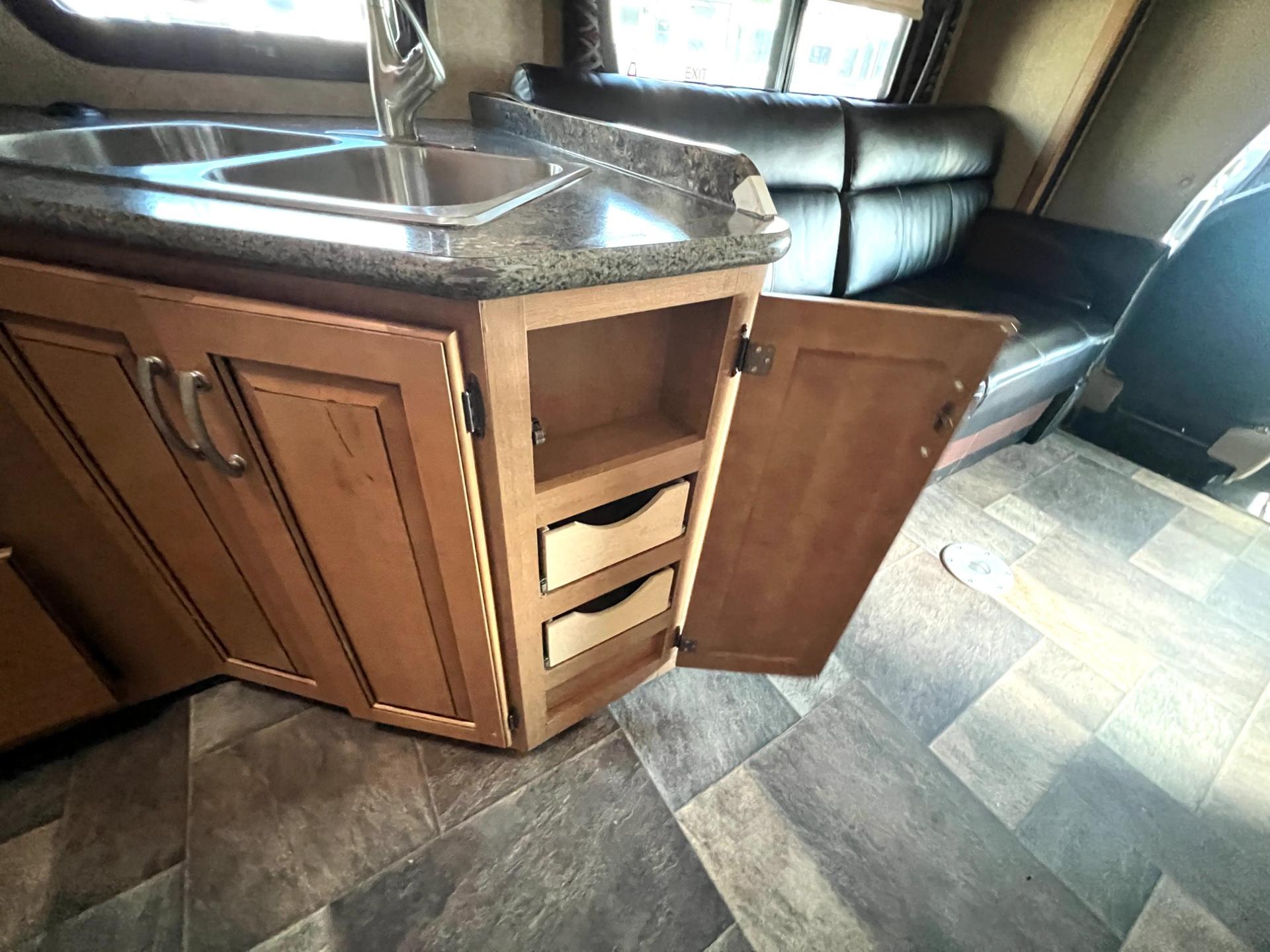 2016 Thor Motor Coach 2016 Thor Motor Coach Outlaw - thumbnail 28