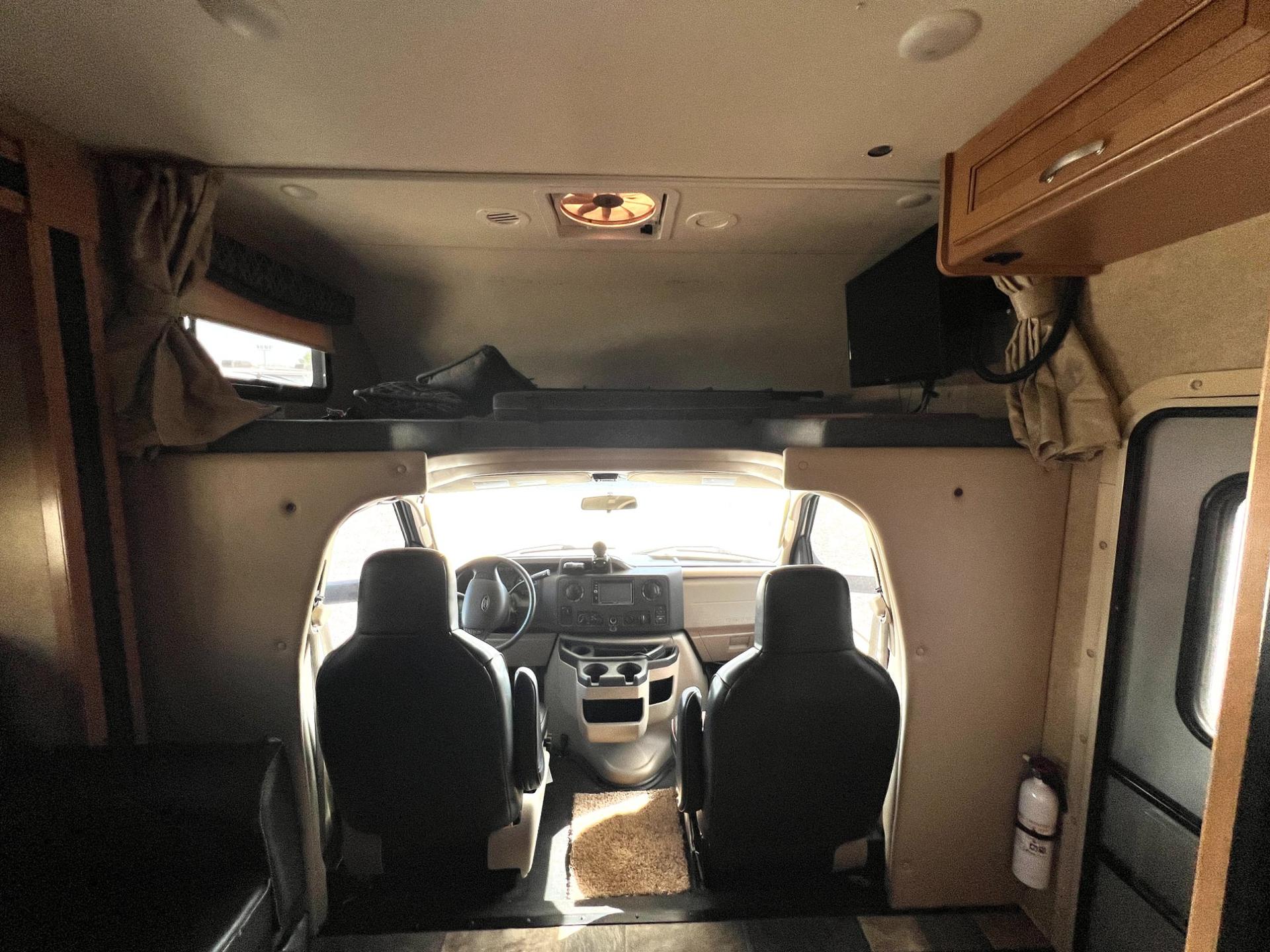 2016 Thor Motor Coach 2016 Thor Motor Coach Outlaw - thumbnail 10