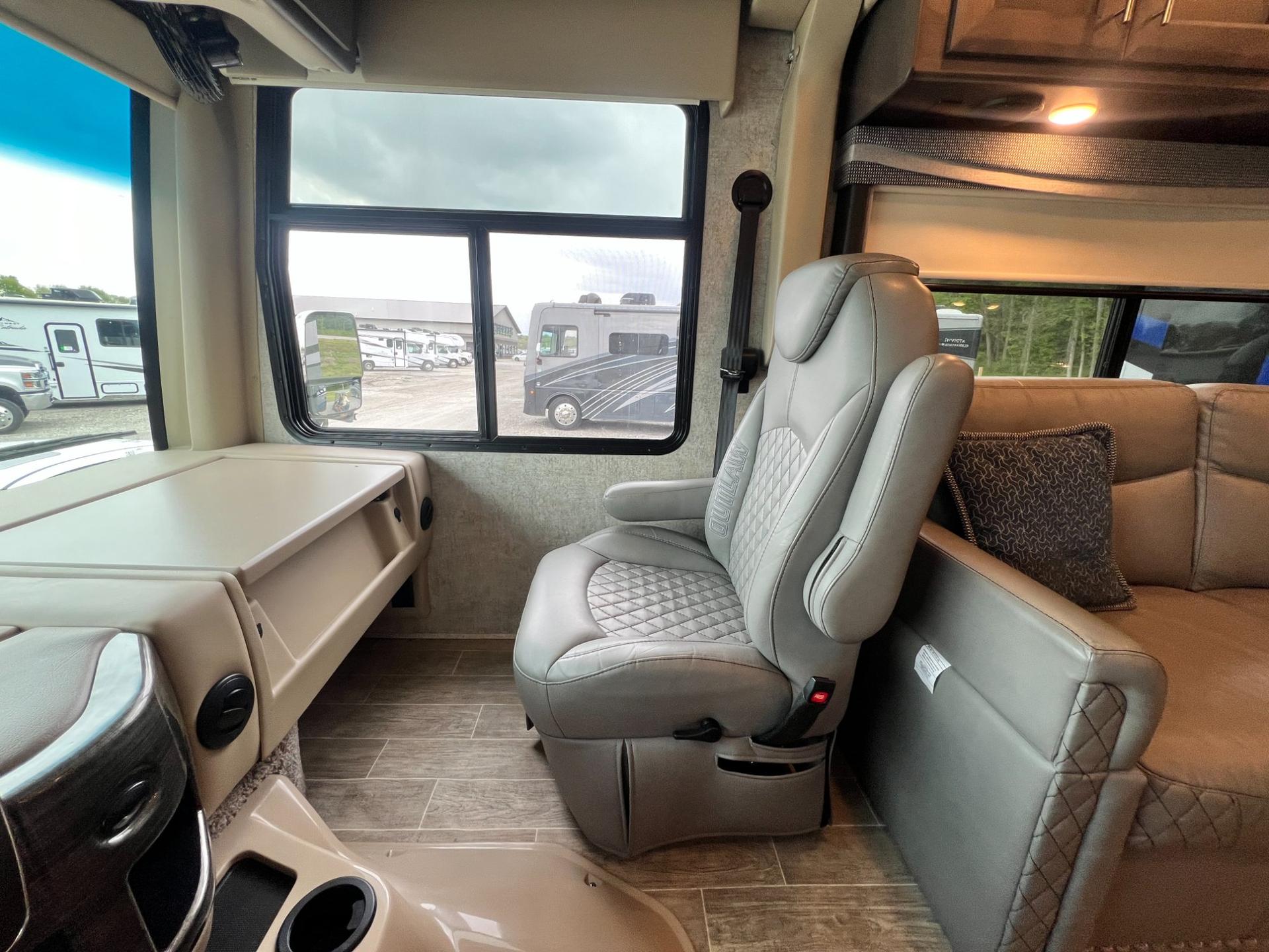 2021 Thor Motor Coach 2021 Thor Motor Coach Outlaw - thumbnail 8