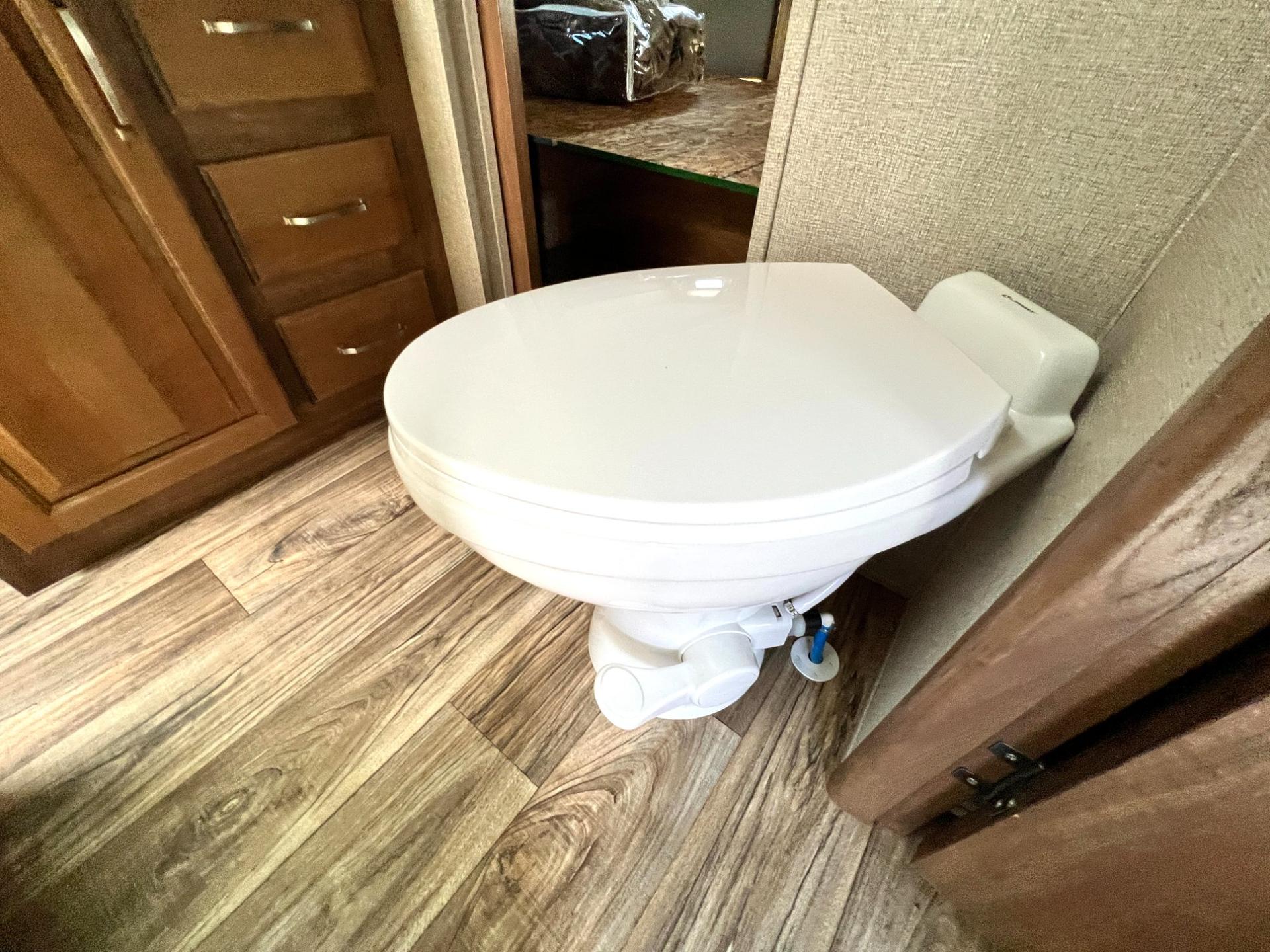 2017 Keystone 2017 Keystone Laredo - thumbnail 33
