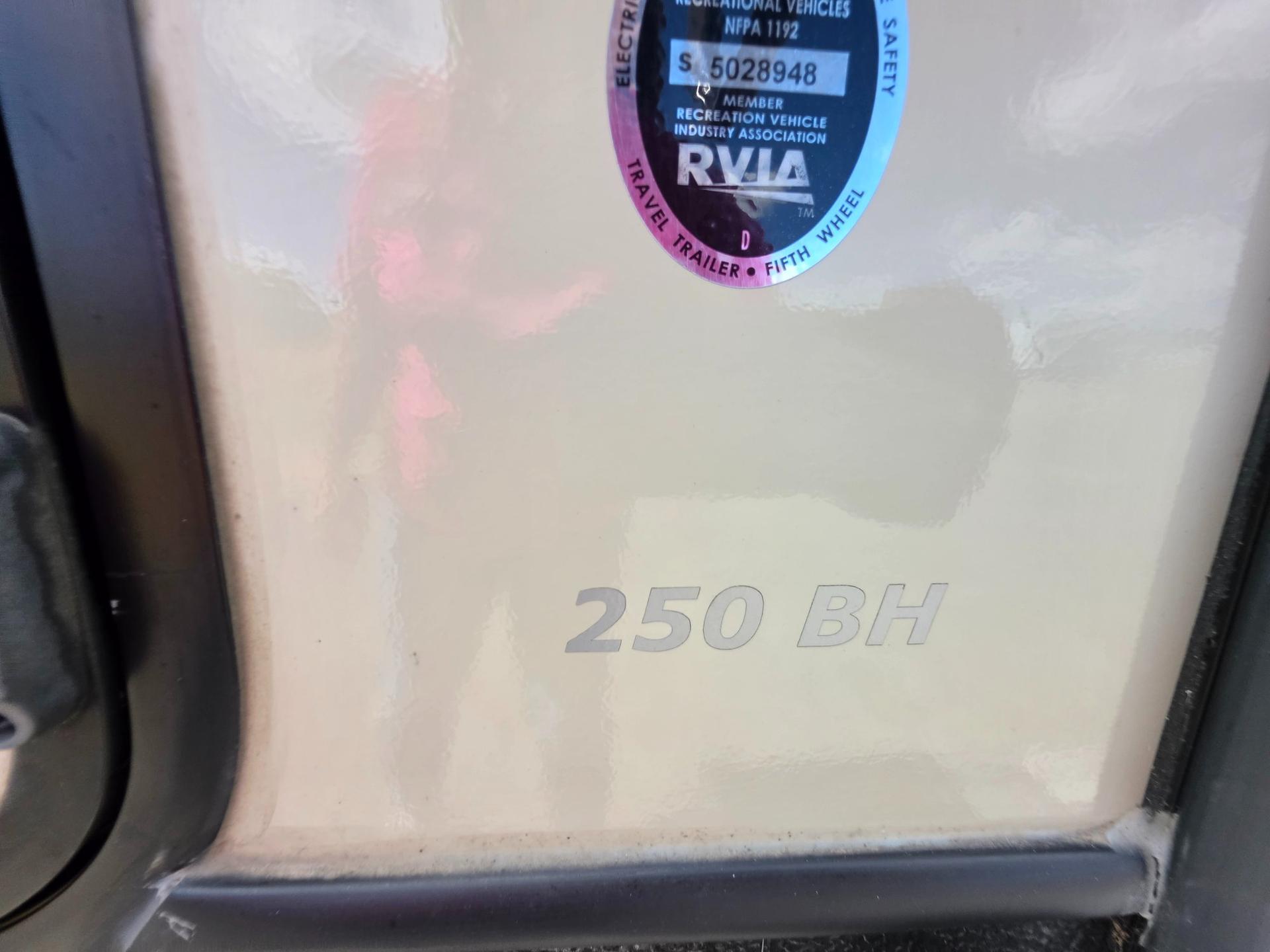 2019 Keystone 2019 Keystone Laredo - thumbnail 6