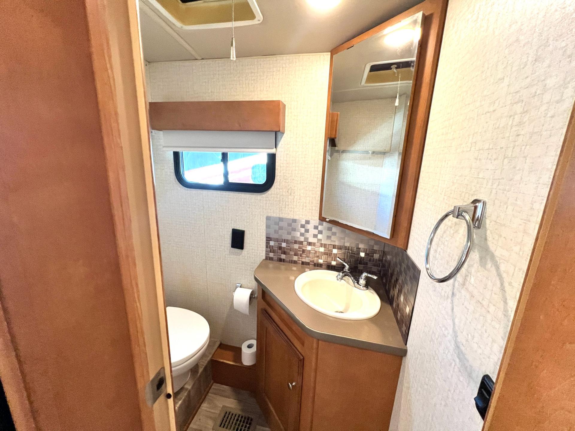 2017 Winnebago 2017 Winnebago Vista - thumbnail 28